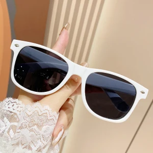 Modetrend, bunte Retro-Sonnenbrille mit Spiegel und Nieten