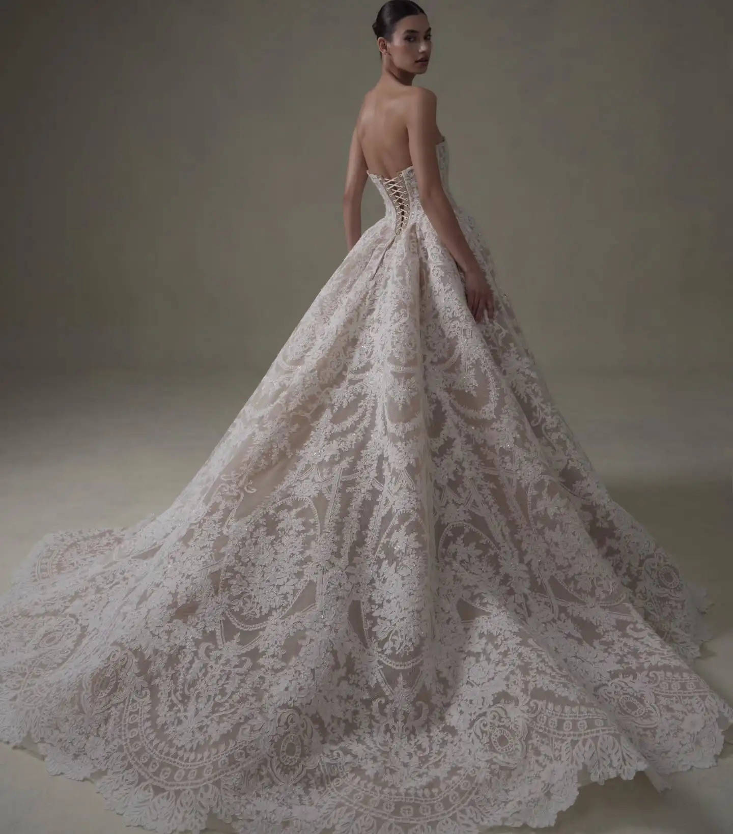 カスタムメイドの高級繊細なレースのブライダルドレス、絶妙なレースアップバック、クリスタル装飾のストラップレスウェディングドレス