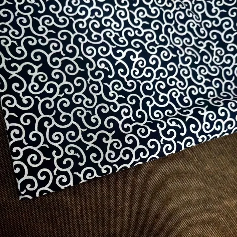 النمط الياباني نسيج القطن Karakusa Shiba Inu وشاح المواد الأحمر الأخضر الداكن أنيمي الأزياء الحرفية النسيج بالجملة