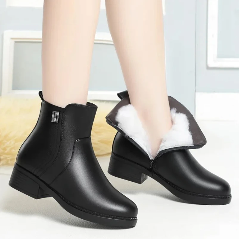 

2025 женские ботильоны, зимние модные противоскользящие женские зимние ботинки из натуральной кожи, ботильоны для мам большого размера на среднем каблуке