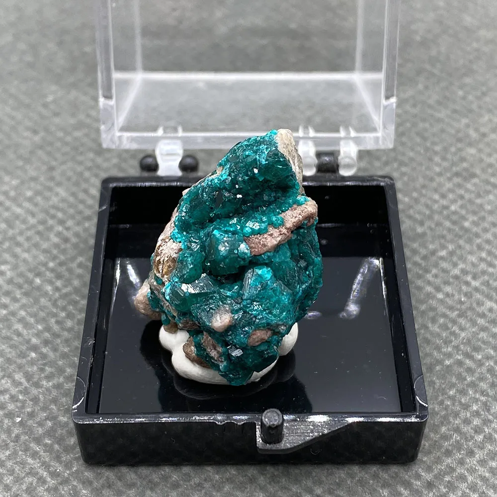 100% Natural Congo green Dioptase Mineral specimen stones and crystals quartz + box size:35*35*35mm