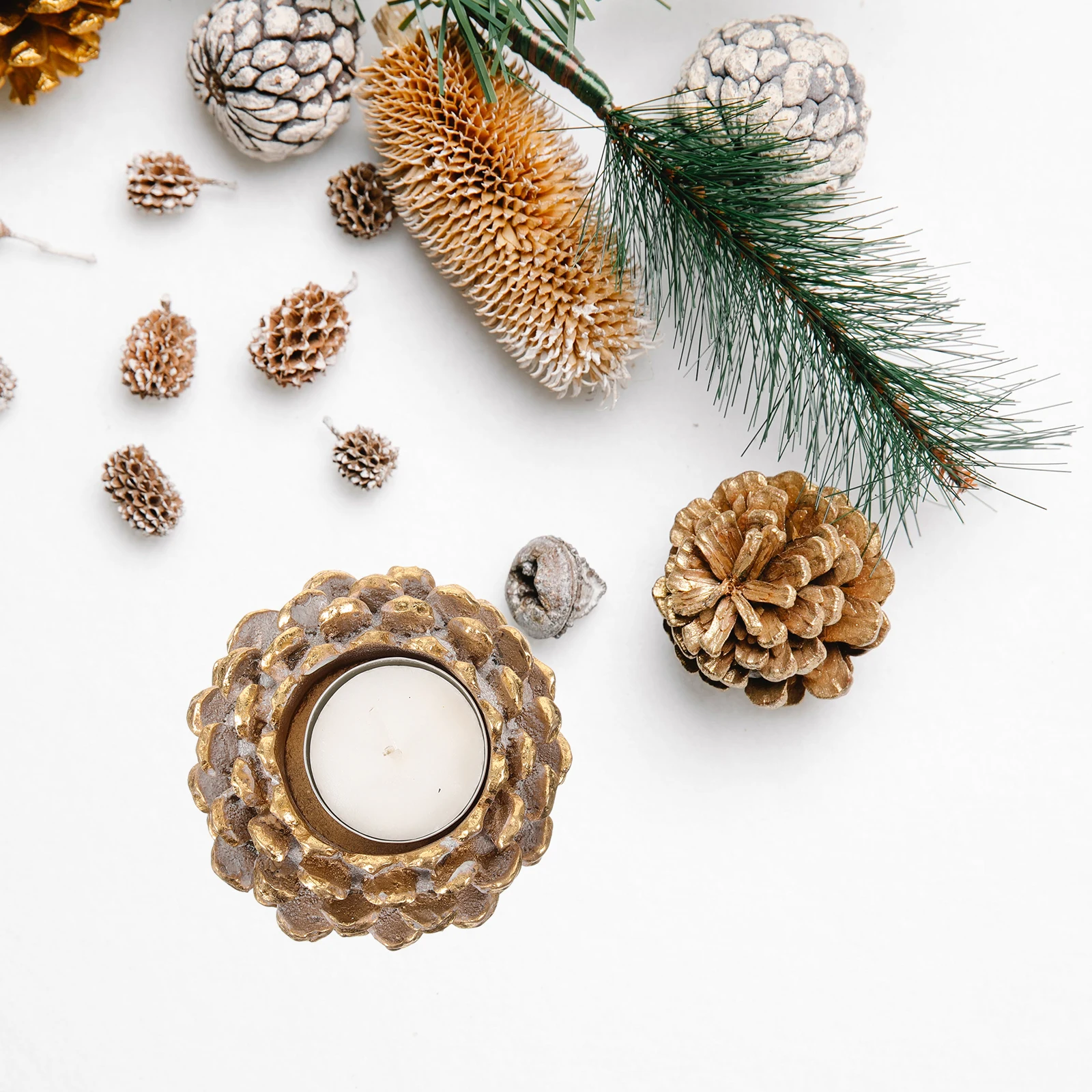 Pine Cone Shaped Resin Holder Vintage Style Christmas Tabletop Decoration Desktop Ornament Xmas Party Candlestick Stand