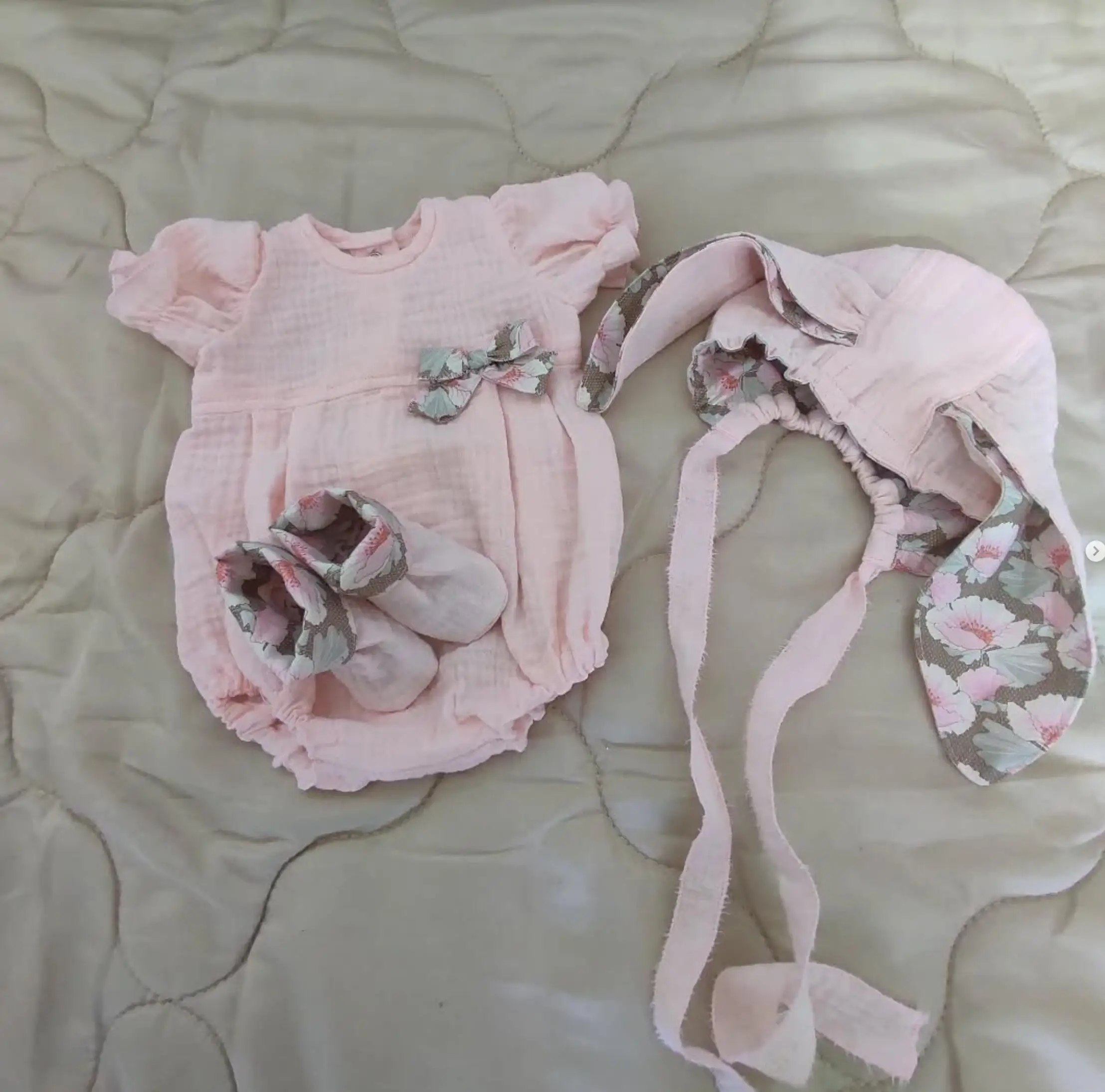 50 CM Śpiąca Reborn Lalka Artystyczna dla Dziewczynki z Ciemnobrązową Skórą, Realistyczne Ruchome Ręce i Nogi z Winylu, Materiałowy Korpus, Ręcznie Robiona Lalka na Prezent Urodzinowy