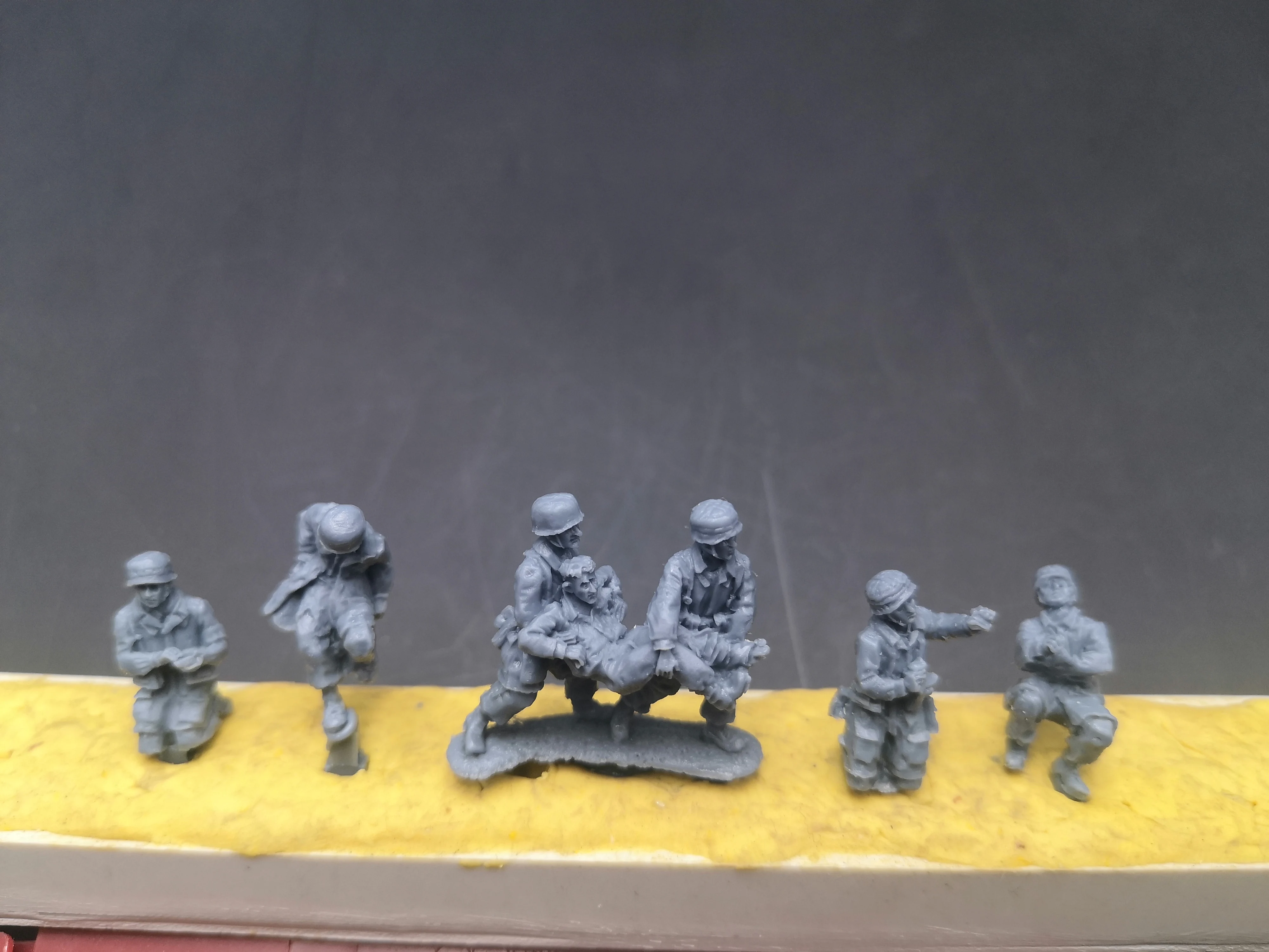 Miniature  resin model  1/72 Germman wounded rescue soldiers  set