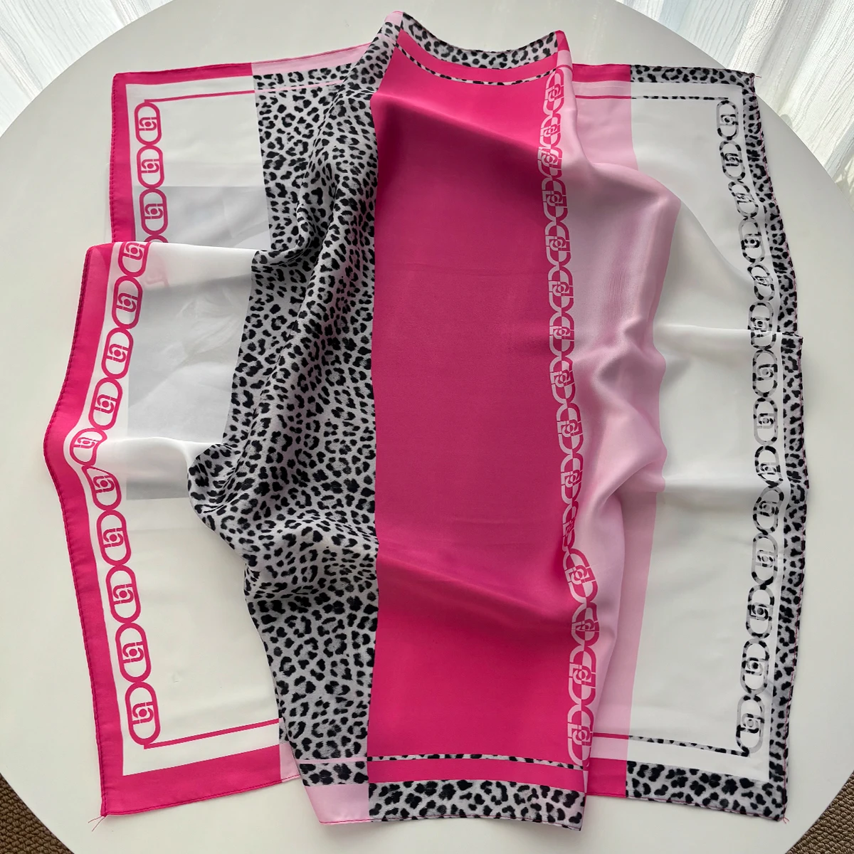 New Four Seasons Leopard Print - Silk Neck Scarf 评论和价格