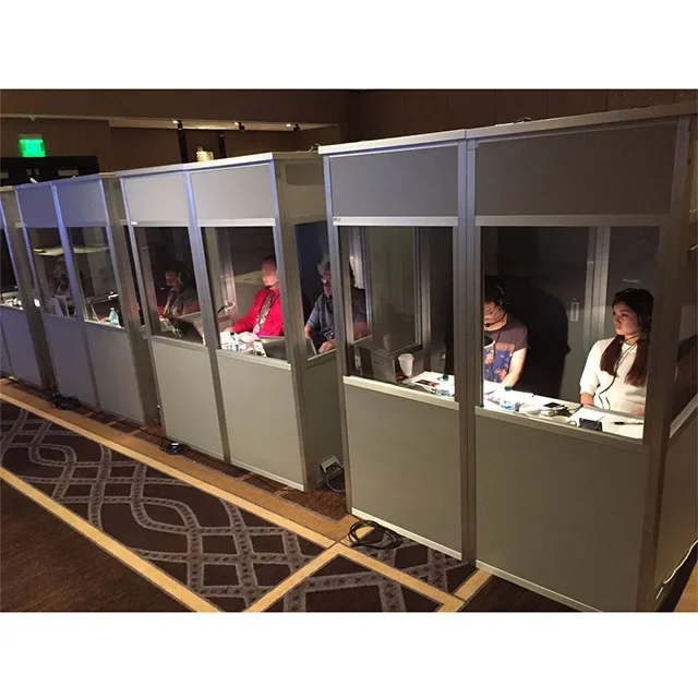 Stand d'interprètes simultanées pour conférence internationale, traduction de haute qualité