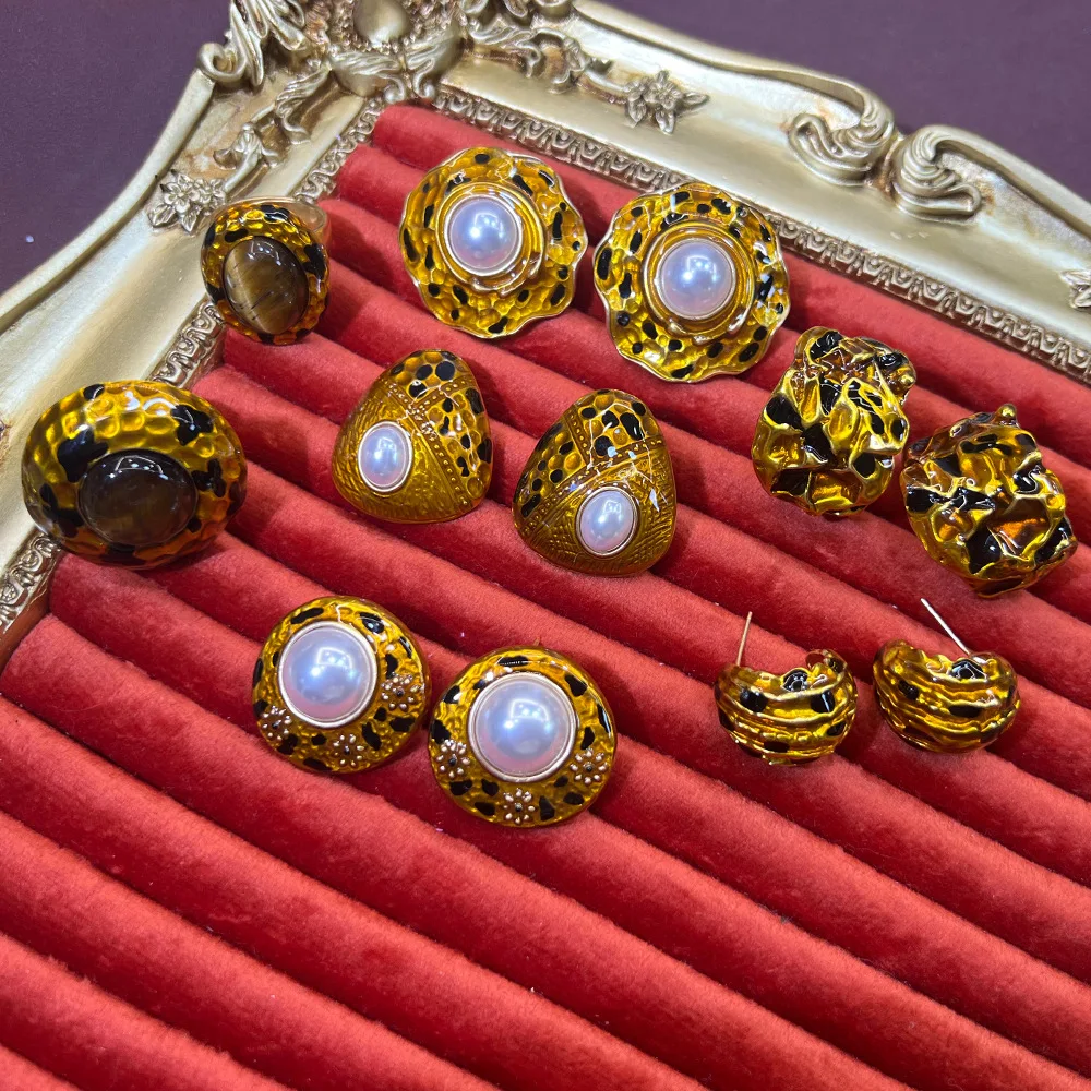 

Европейские и американские серьги-гвоздики с леопардовым принтом, эмалевым покрытием, винтажные, премиум-класса, универсальные, в стиле old money, с тигровым глазом.