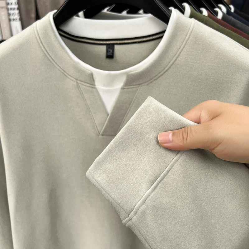Hochwertiges Herren-Langarm-T-Shirt mit Rundhalsausschnitt, Zweiteiler-Optik, Farbblockierung, Besticktes T-Shirt, Modischer Trend in Herrenbekleidung – Detail 10