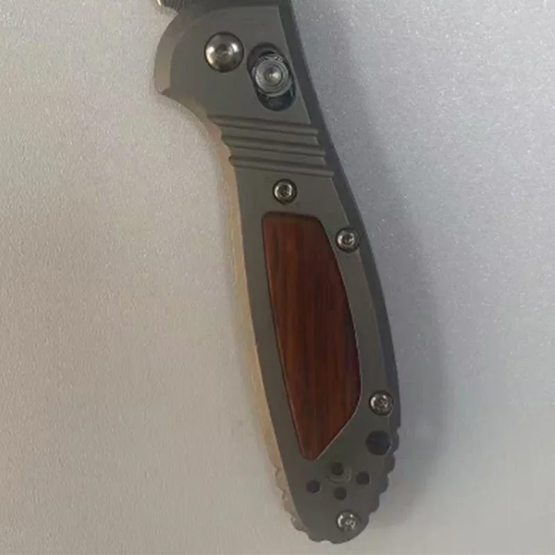 

1 пара рукояток из титанового сплава и сандалового дерева для ножей Benchmade 555/556