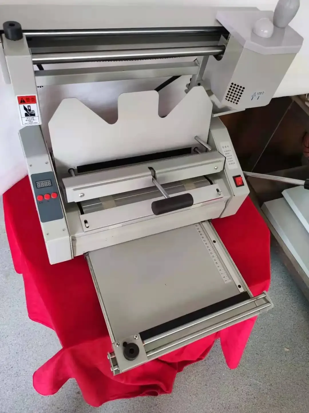 Apparatuur A4+ Desktop Lijmbindmachine met inkeping C30 met lage prijs