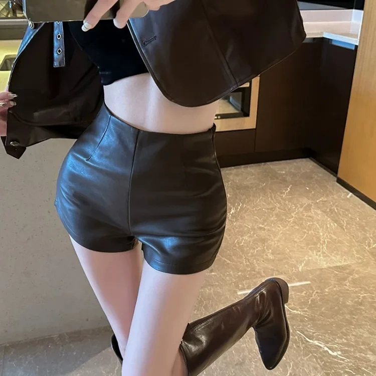 Aufreizendes Mädchen mit sexy High-Waist-Hose, eng anliegend und figurformend, trägt Stiefel, Hosen, elastische Wickelhose, PU-Leder-Shorts, Hotpants. – Detail 5