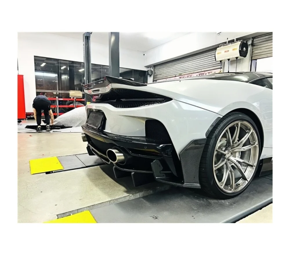 

Задний диффузор из сухого карбона в стиле Por Style для McLaren GT 2019-2022 годов
