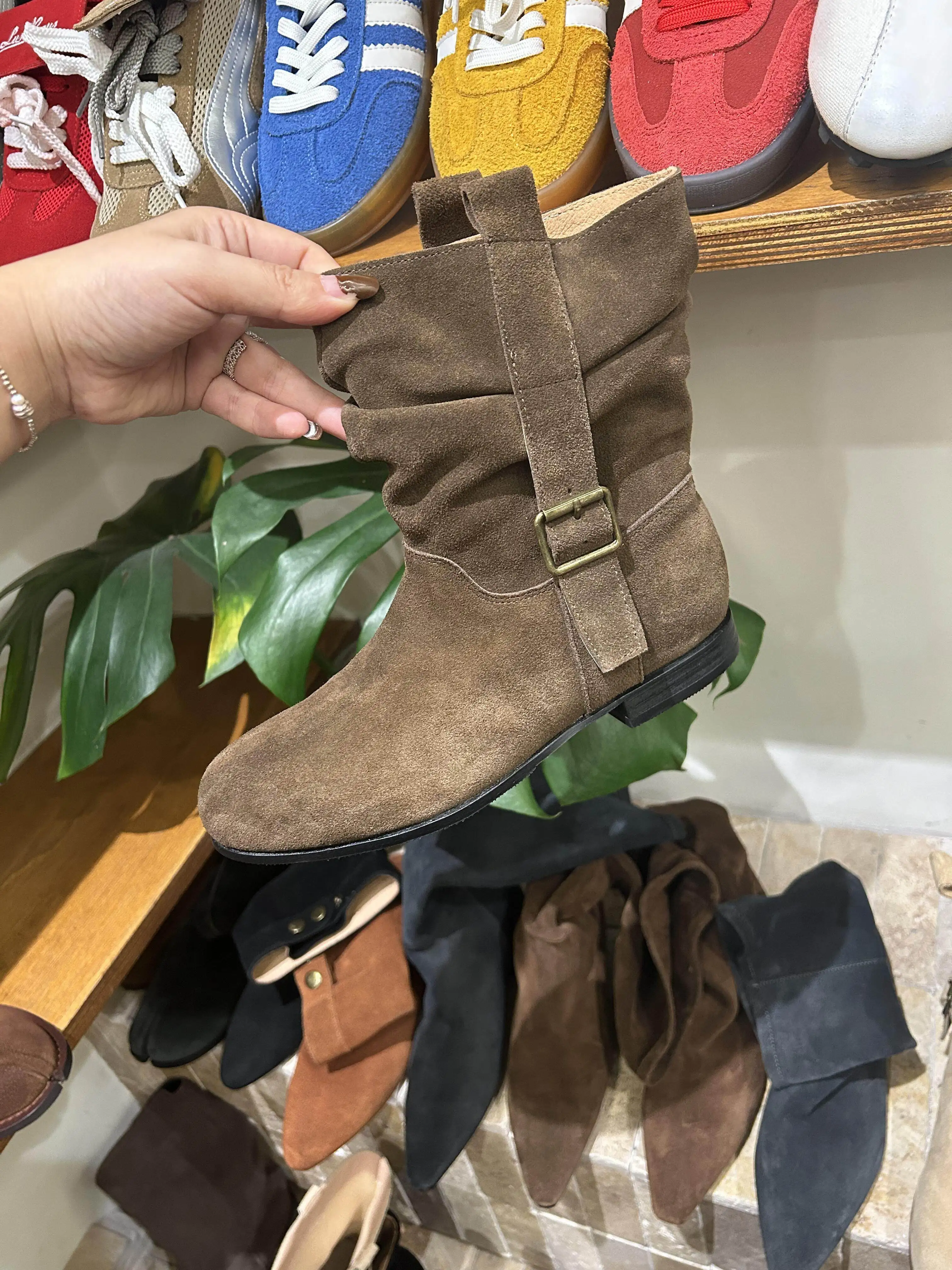 נעלי קרסול סוודה לנשים עם אבזם בלוק עקב נוח בסגנון קז'ואל לעונות הסתיו/החורף, מתאימות לשימוש יומיומי ומסוגננות