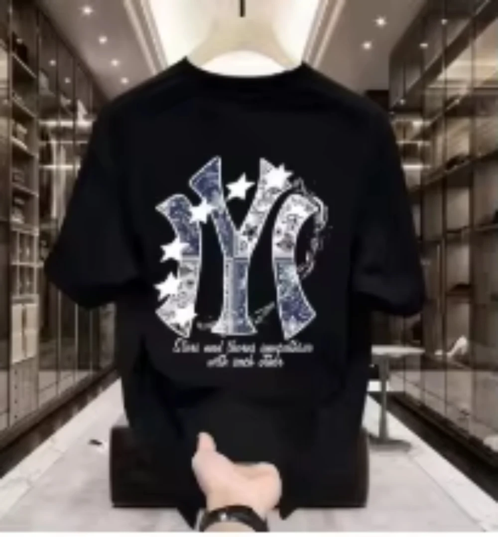 Camiseta de manga corta con estampado de estrellas y motivos paisley en la espalda, modelo 2026, de corte amplio y unisex, para niños y adultos, ideal para combinar en familia, con estampado artístico en azul y blanco.