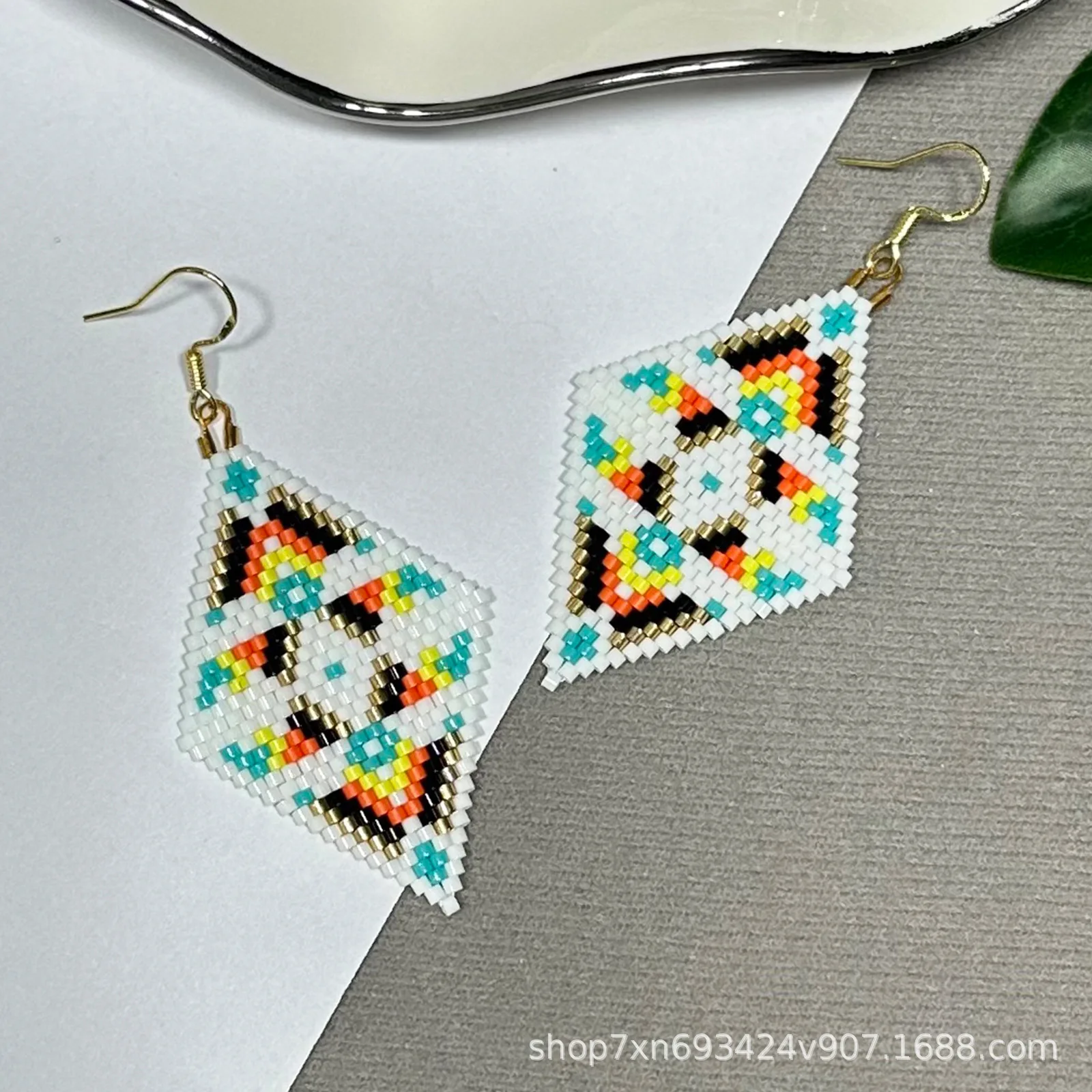brincos-de-contas-com-geometria-e-gradiente-de-cores-estilo-boemio-padrao-em-liga-feitos-a-mao-femininos-tendencia-simples-com-contas-de-arroz