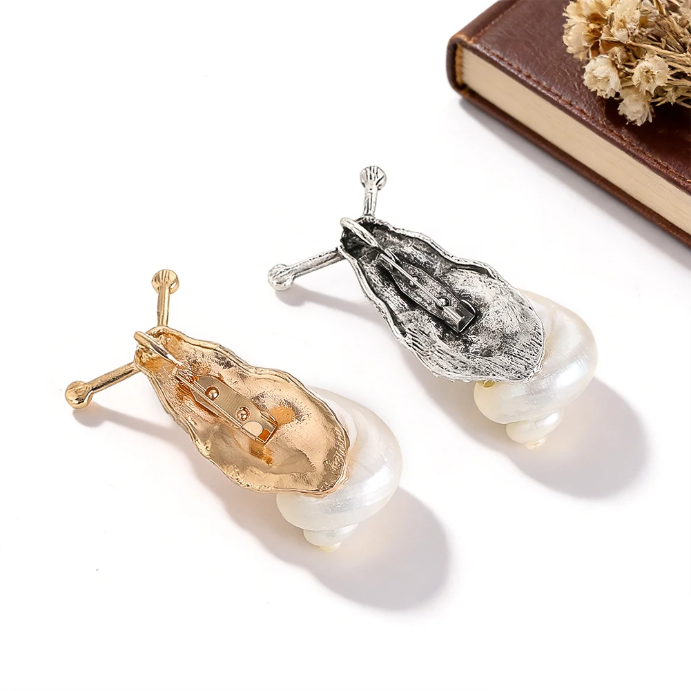 Natural Conch Shell Snail-Shaped Inlaid Rhinestone Brooch for Women Men Collar Pin Scarf & Sweater Clips Party Statement Jewelry