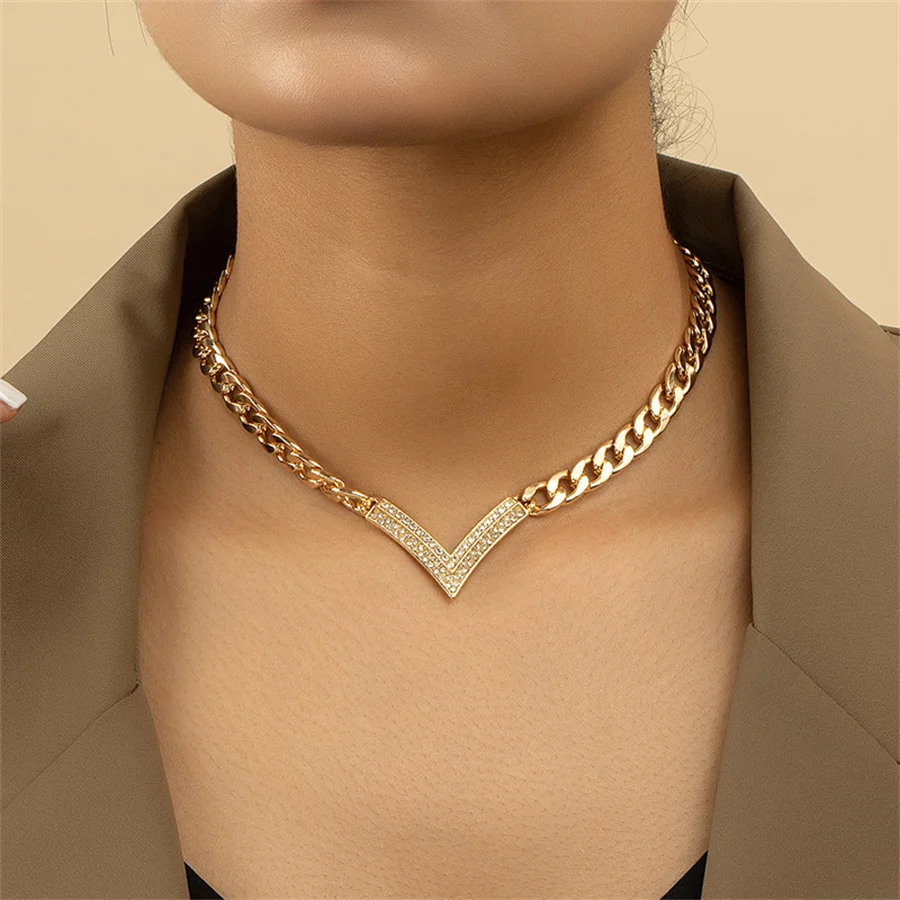 Vintage Simple Flat Snake Clavicle Chain Necklace for Male Creative V Shape Pendant Choker Jewelry Accessories Steampunk Men