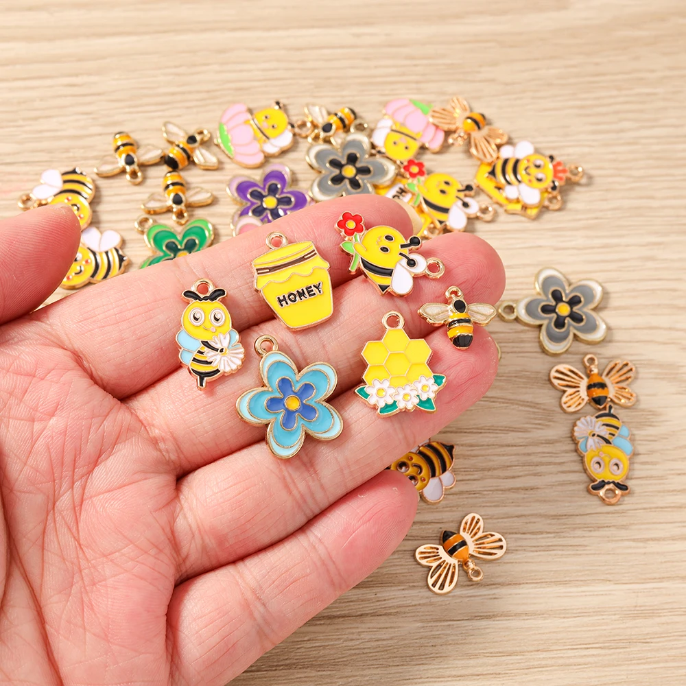 Tusember 10 Stück Emaille-Anhänger mit Cartoon-Blumen und Bienen, niedliche Honigbienen-Charms für Halsketten, Ohrringe, Armbänder, Schmuckherstellung, Basteln – Detail 3