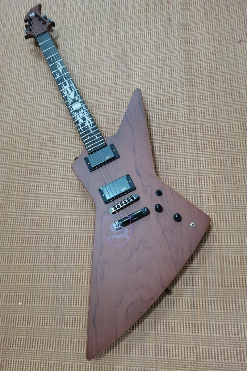 

Электрогитара, 6 струн, гриф из палисандра, дека из персикового дерева, черные детали, матовая покраска.