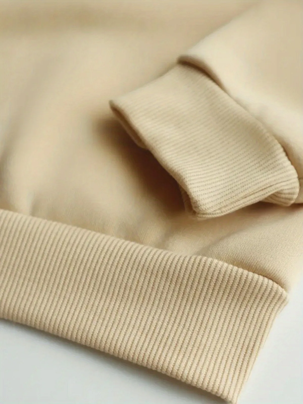 เสื้อสเวตเชิ้ตมีฮู้ดพิมพ์ลายผีเสื้อสีดำลำลองและทันสมัยสำหรับผู้หญิง เสื้อสวมหัวสไตล์สตรีทที่สวมใส่สบาย เสื้อผ้าของขวัญวันหยุด