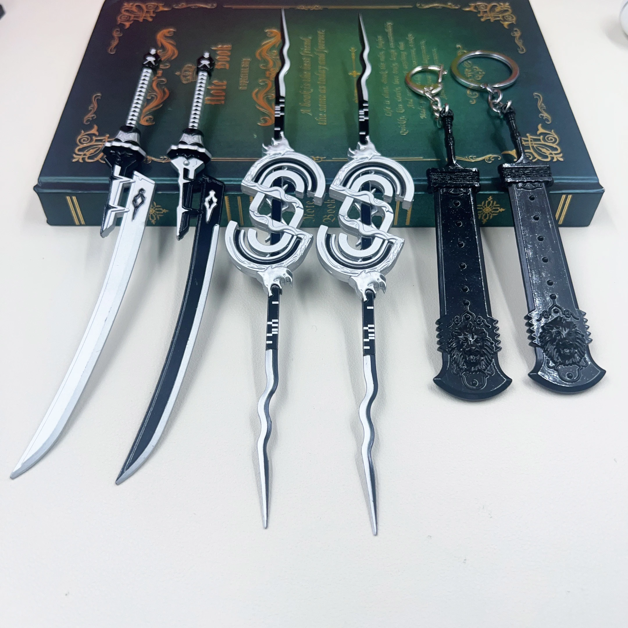 18cm Double Sword Keychain NieR:Automata YoRHa No. 2 Type B Game Peripherals Wihte and Black Sword Model Showpiece Keychain Gift