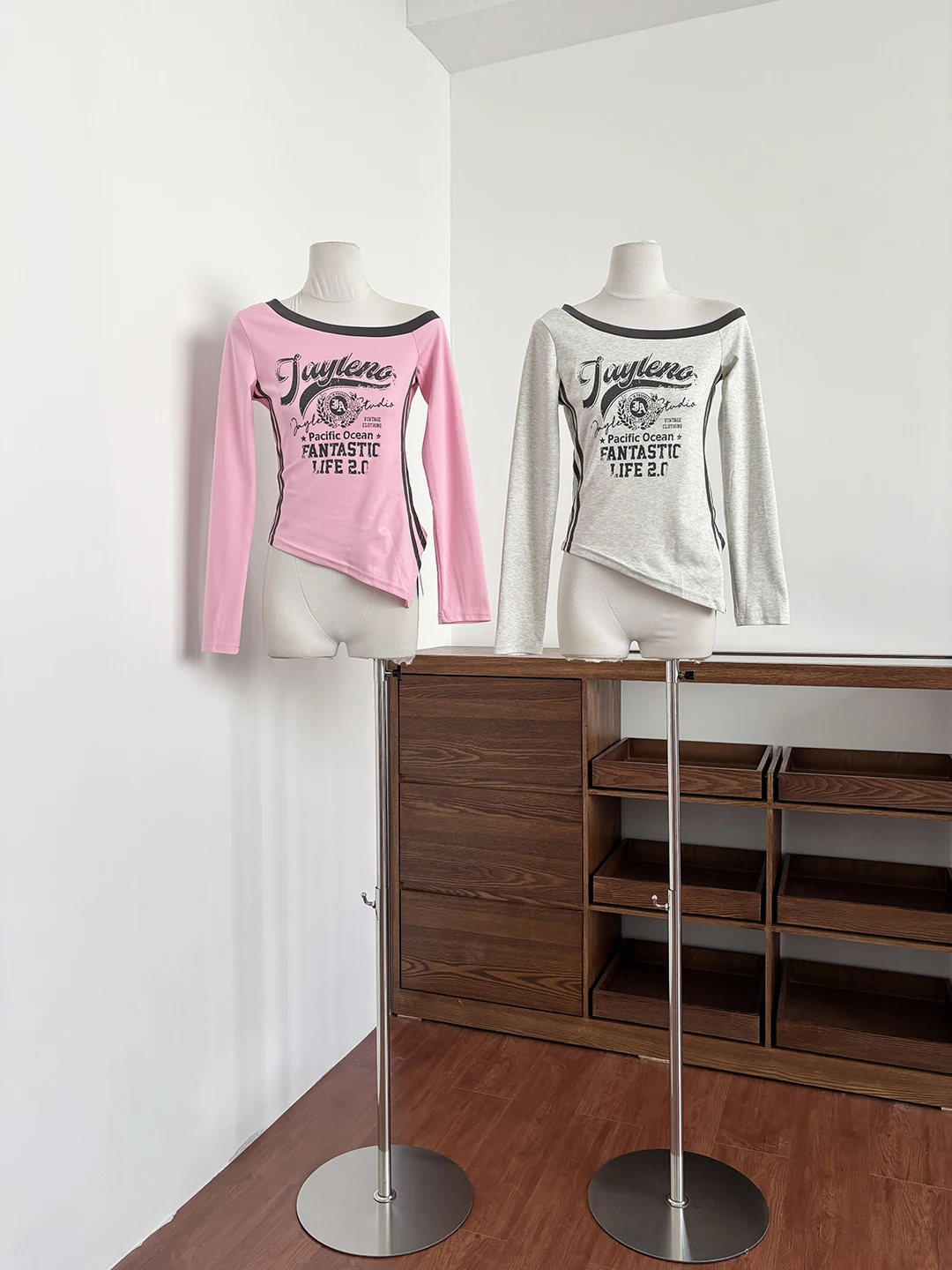 

Ретро-футболка с длинным рукавом в американском стиле для женщин, весна-лето, винтажный принт с надписями, облегающий крой, с принтом на плечах, укороченная модель для повседневной носки