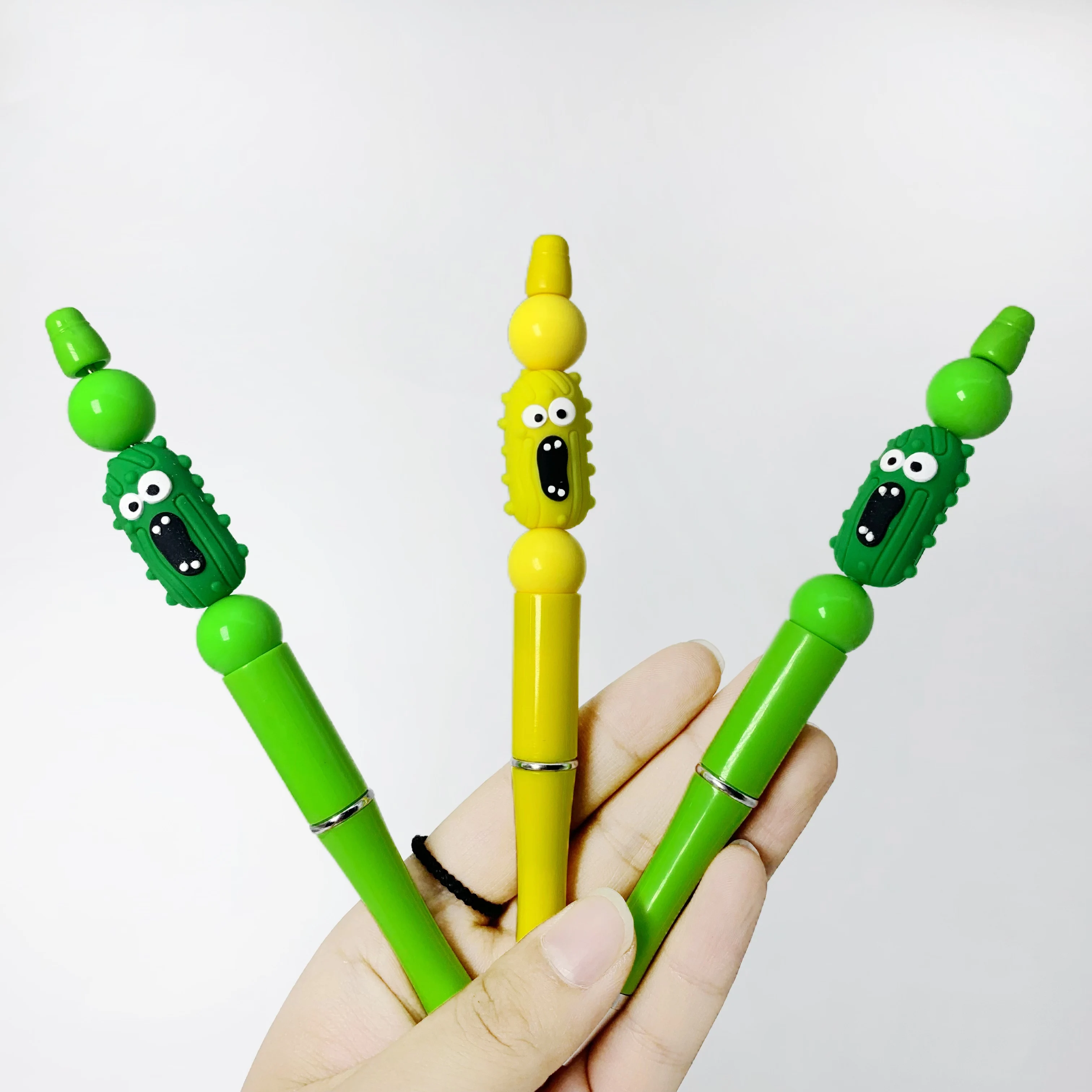 

6 шт. забавная ручка из бисера цвета огурца, многоцветная круглая ручка в форме огурца, ручка из бисера в подарок для студентов, случайный стиль