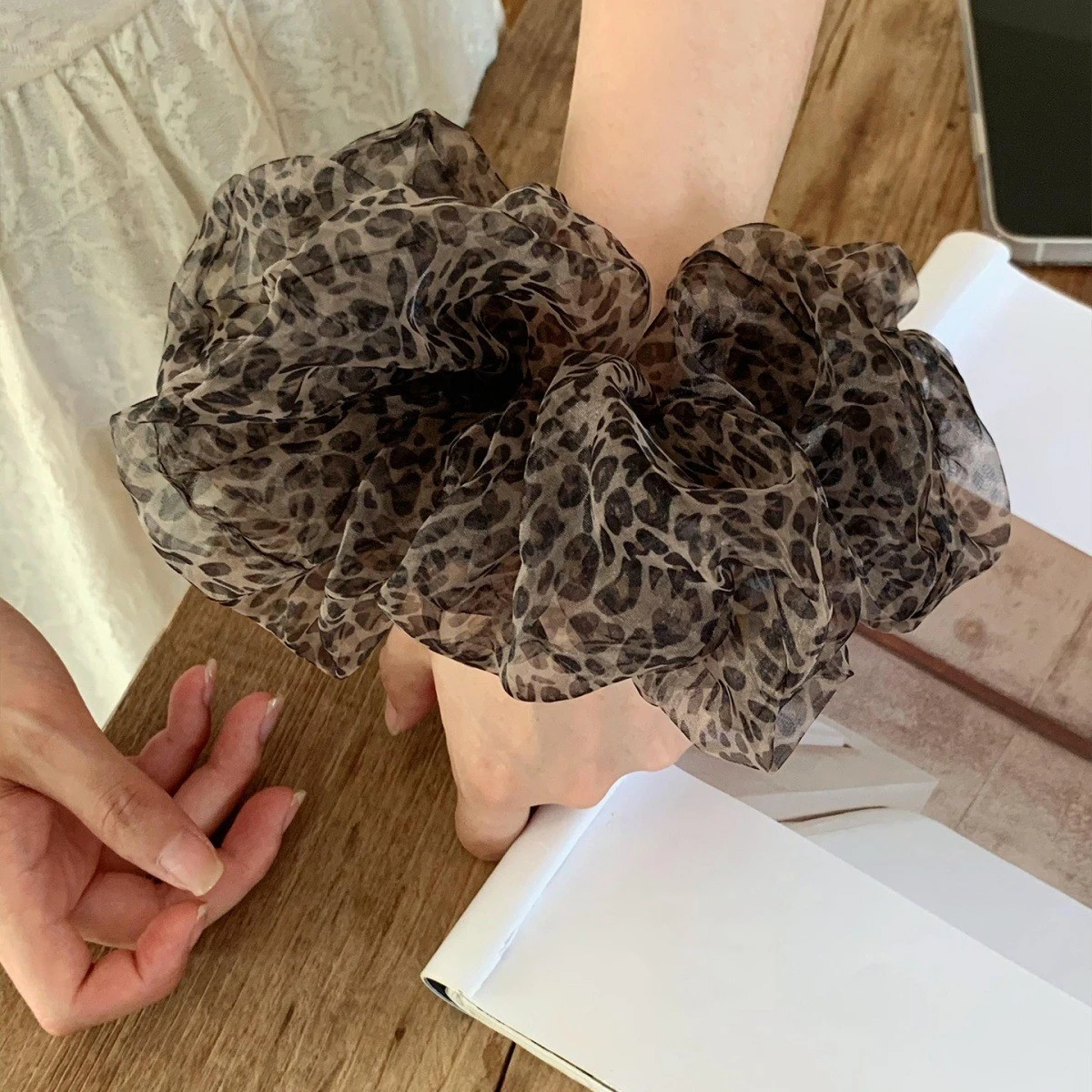 

1pc new high-end Maillard coffee leopard print large intestine scrunchie, women's fashion and versatile temperament hair tie