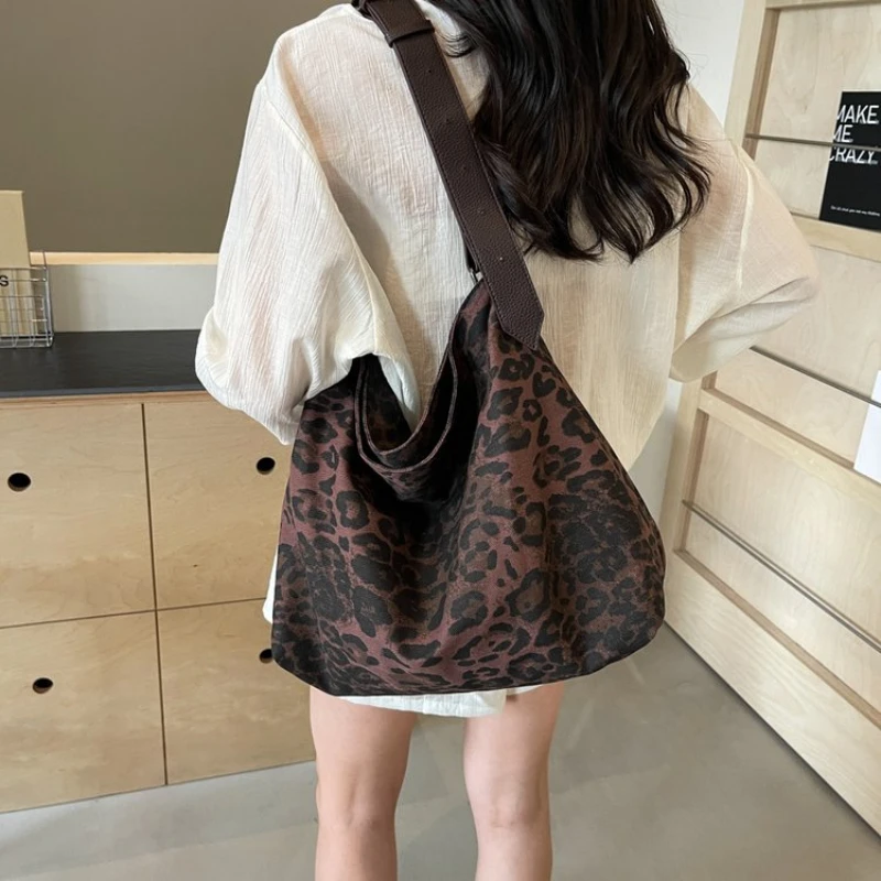 Bolsa de ombro de lona com estampa de leopardo, grande capacidade, 2023, nova bolsa casual crossbody para viagem, versátil, sacola de axila, le paquet tot