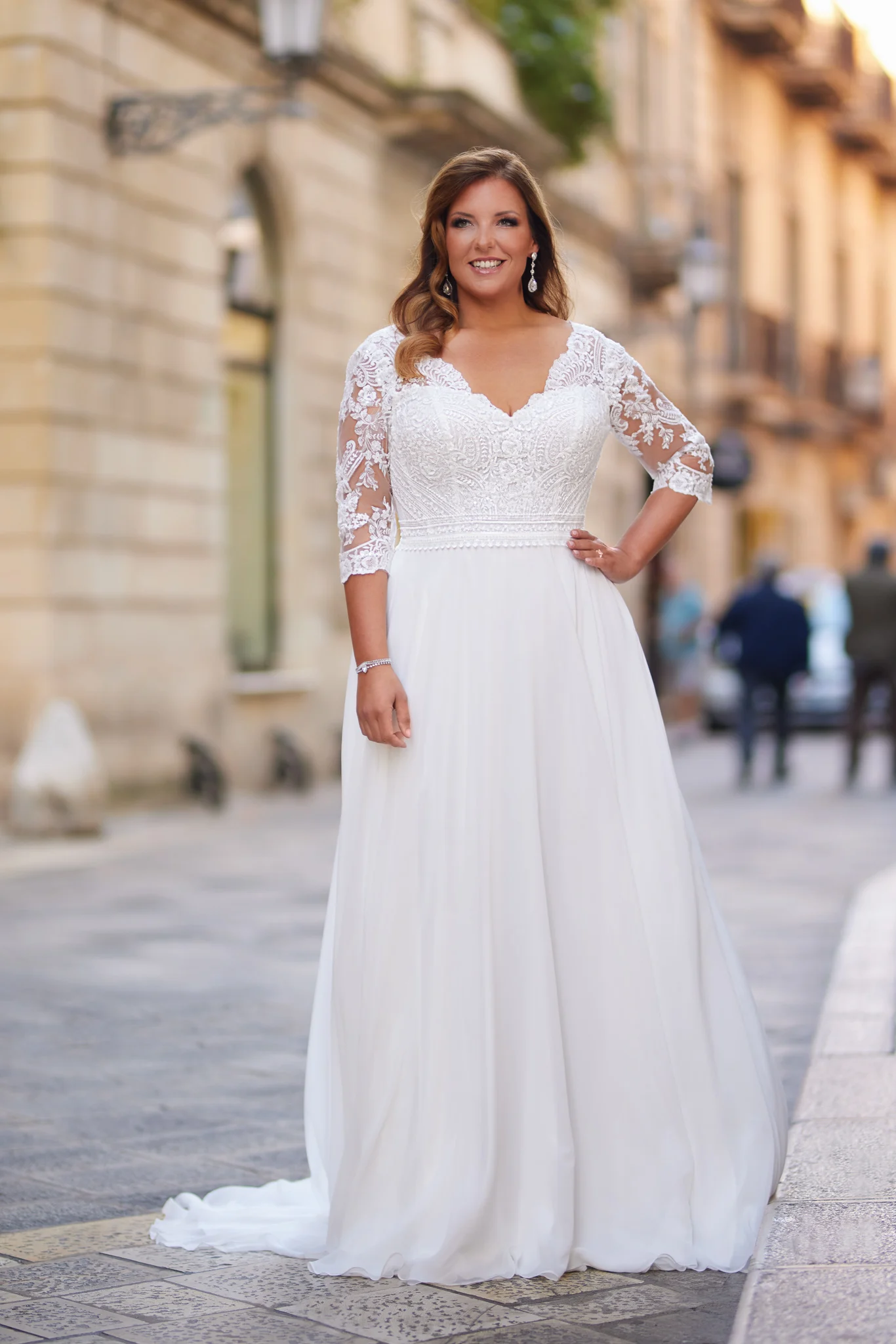 

CustomizedExquisite and Elegant Appliques Lace Crystal Buttons Wedding Dresses Sweep Train Tulle V-Ncek Robe de mariée Floor Len