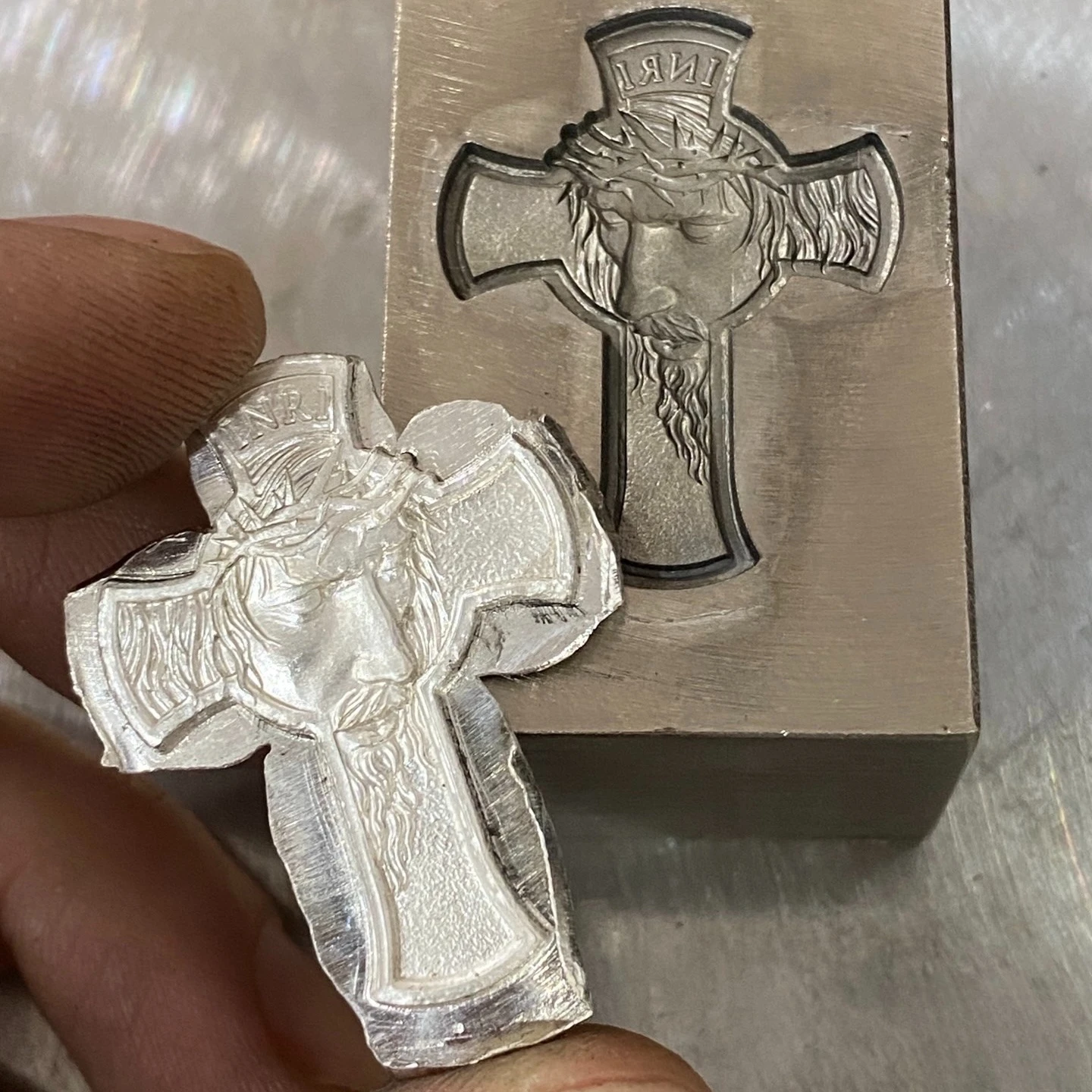 

Иисус Крест узор 3D металлическое тиснение штамповка формы ювелирные изделия штамп стальные штамповки формы медь серебро золото резьба