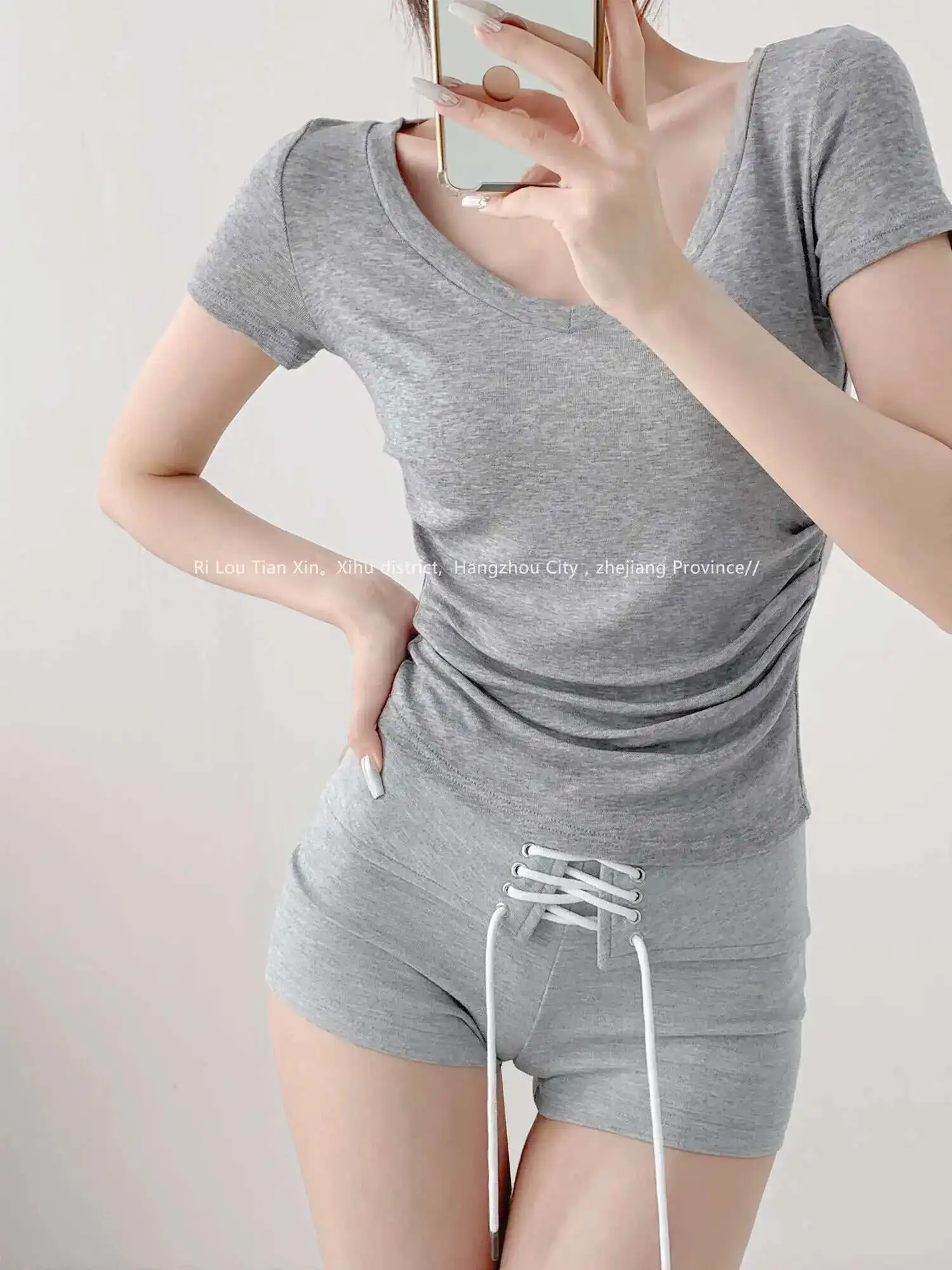 2024 été nouveau doux pour la peau à manches courtes col en v T-shirt femmes cintré taille solide mince court décontracté polyvalent haut 998Z