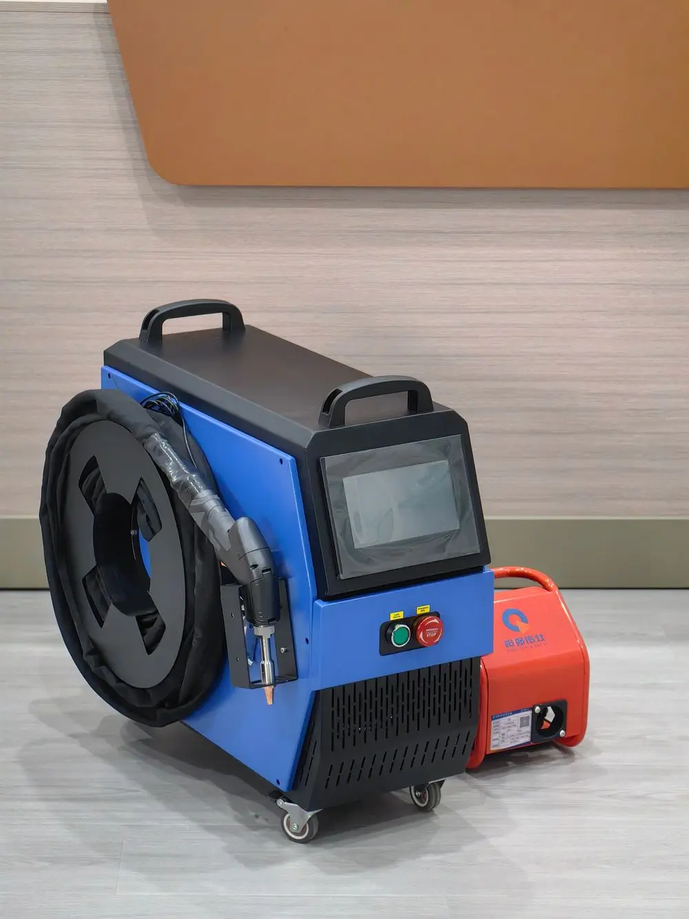 Mini machine de soudage au laser à fibre portable, refroidie par air, 2000W, soudeuse, découpeuse, nettoyeur laser, certifiée CE