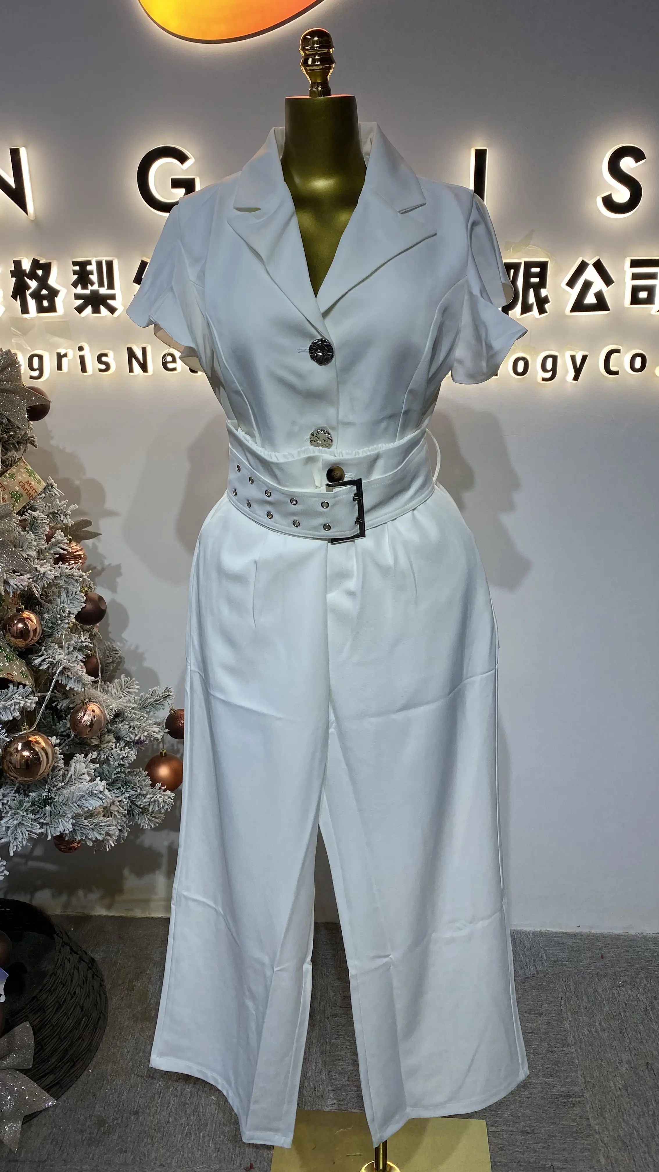 

Elegant White One-Piece Jumpsuit with Collared Short Sleeves for Summer-GZXX201
