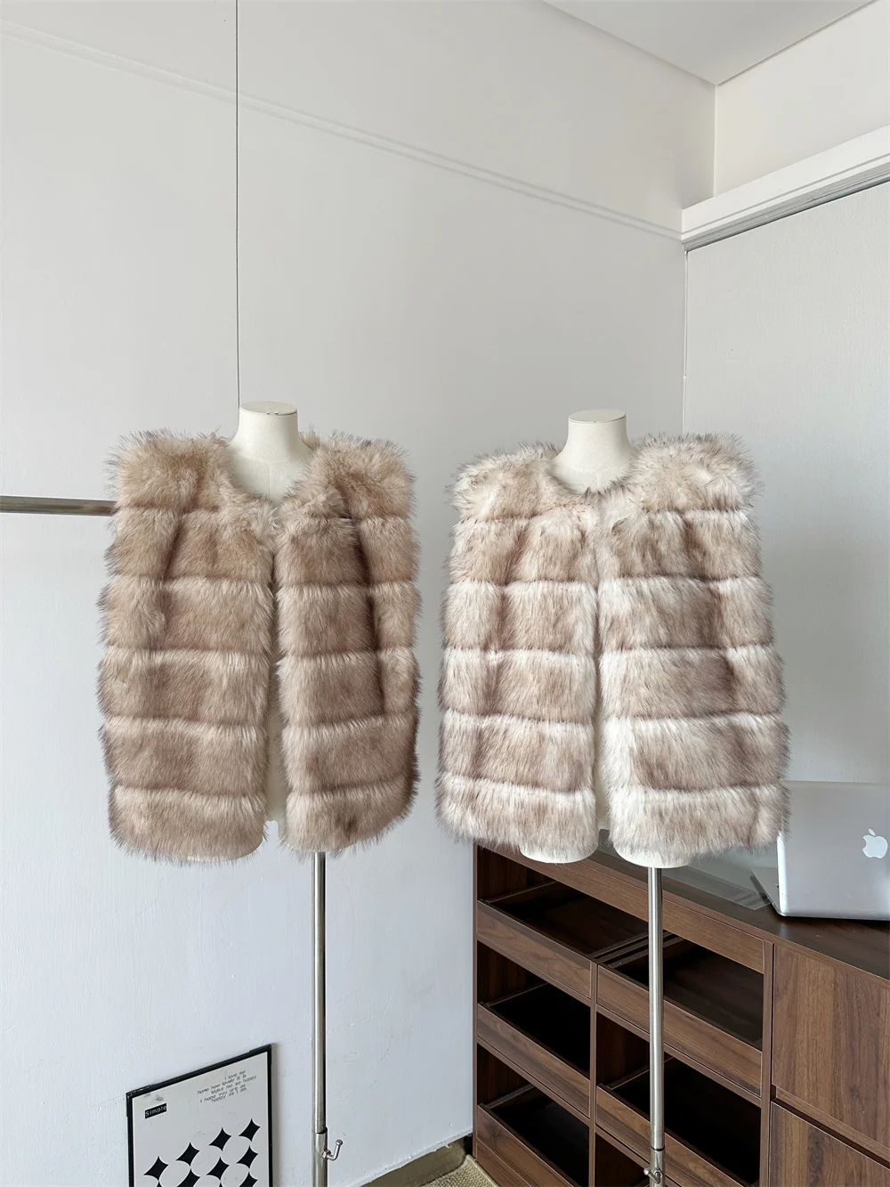 

Women's Autumn Winter Fluffy O Neck Sleeveless Faux Fur Vest Top Lady Elegant Streetwear Stripe Comfortable Vest Outwear