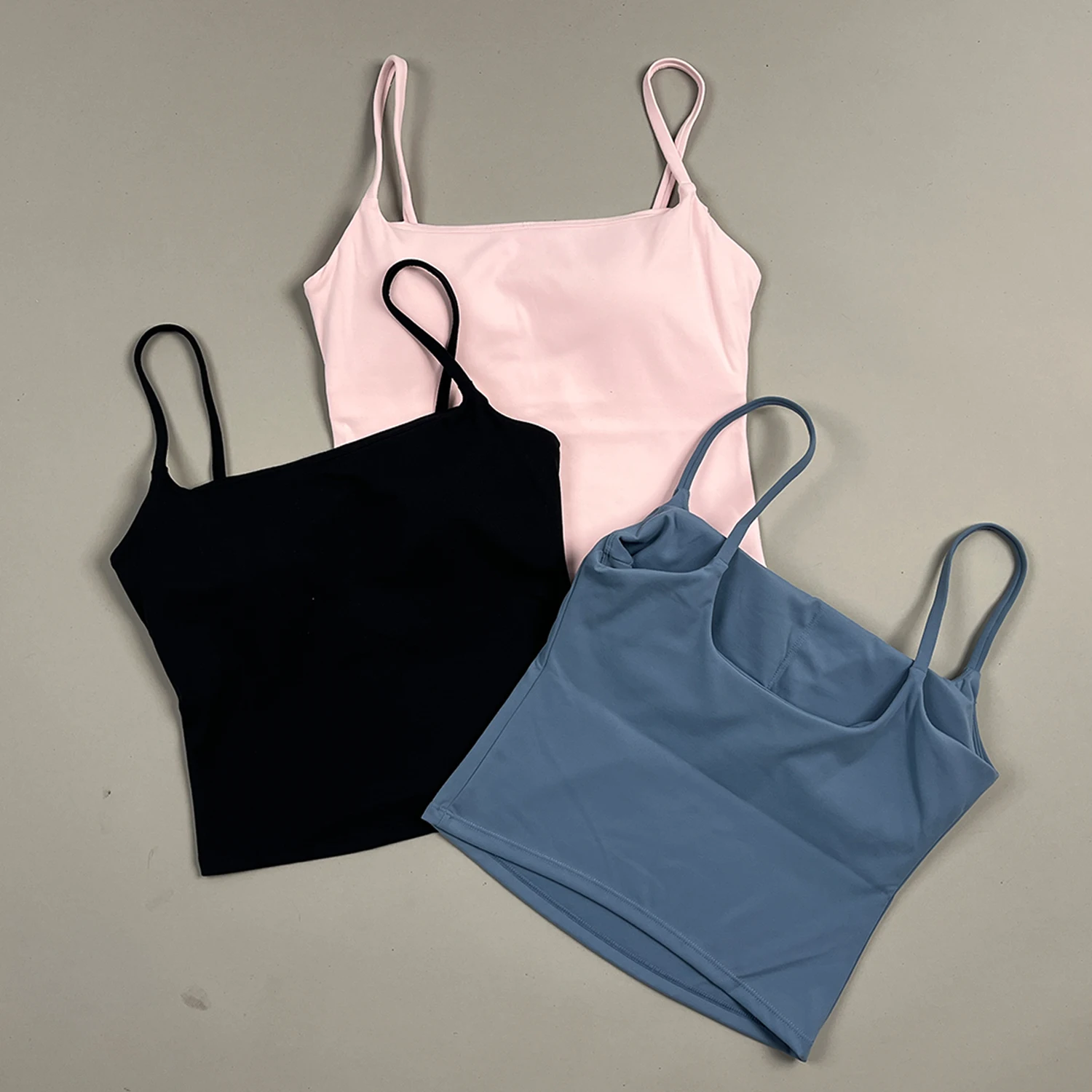 Softmotion المرأة Strappy رفع الرياضة تانك القمم منتصف سترة اليوغا حمالة صدر رياضية تجريب الجري الصالة الرياضية سترة لياقة بدنية عادية