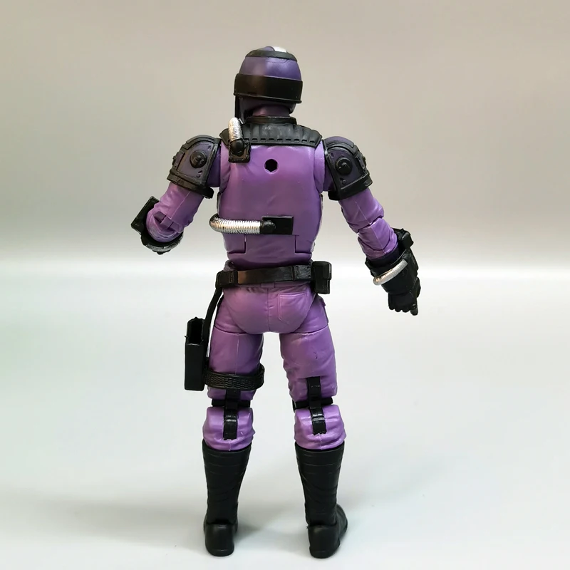 Hasbro GI. Figura de acción de la serie clasificada Joe de 6 pulgadas, modelo articulado Cobra Techno Viper con cuerpo en blanco y accesorios a granel