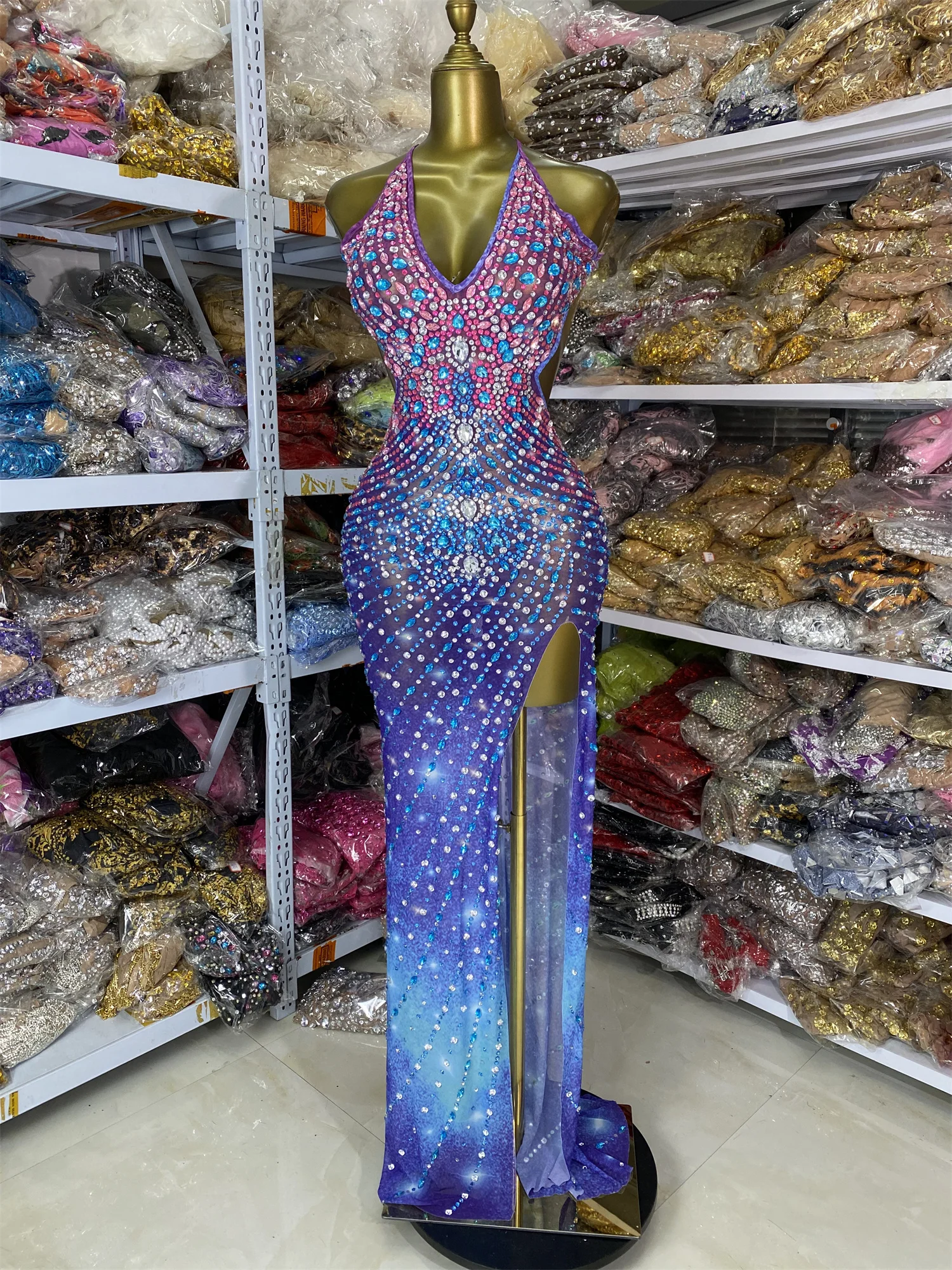 ชุดราตรีหรูหราสำหรับผู้หญิง ประดับคริสตัลหลากสีสัน ผ้าตาข่าย คอวี เปิดหลัง ผ่าขา ยาวแบบแม็กซี่ สำหรับนักร้อง ชุดแสดงบนเวที ถ่ายภาพ