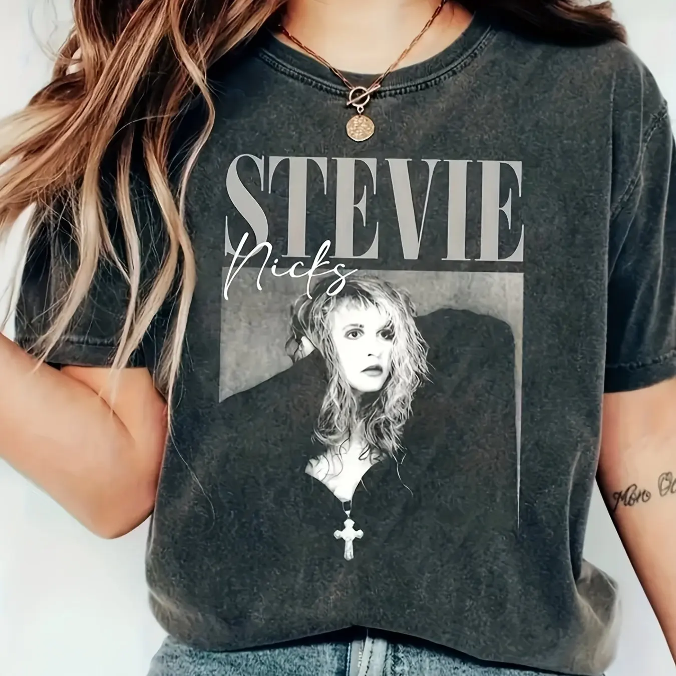 Retro Steve completa lo spirito gipsy che lo ha accompagnato nel passato. Questa T-shirt Unisex Casual per Fitness Pesa 220G