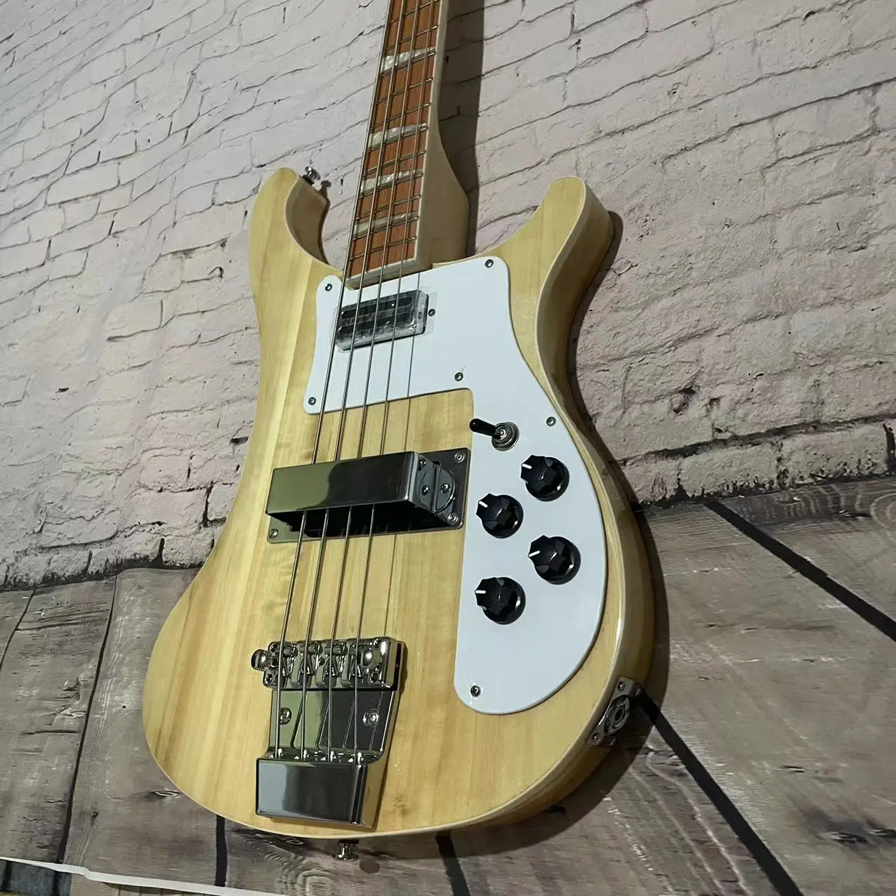 In stock, 4 chord Rickenbaker electric bass in natural wood color, same body body, chrome plated accessories, factory real photo