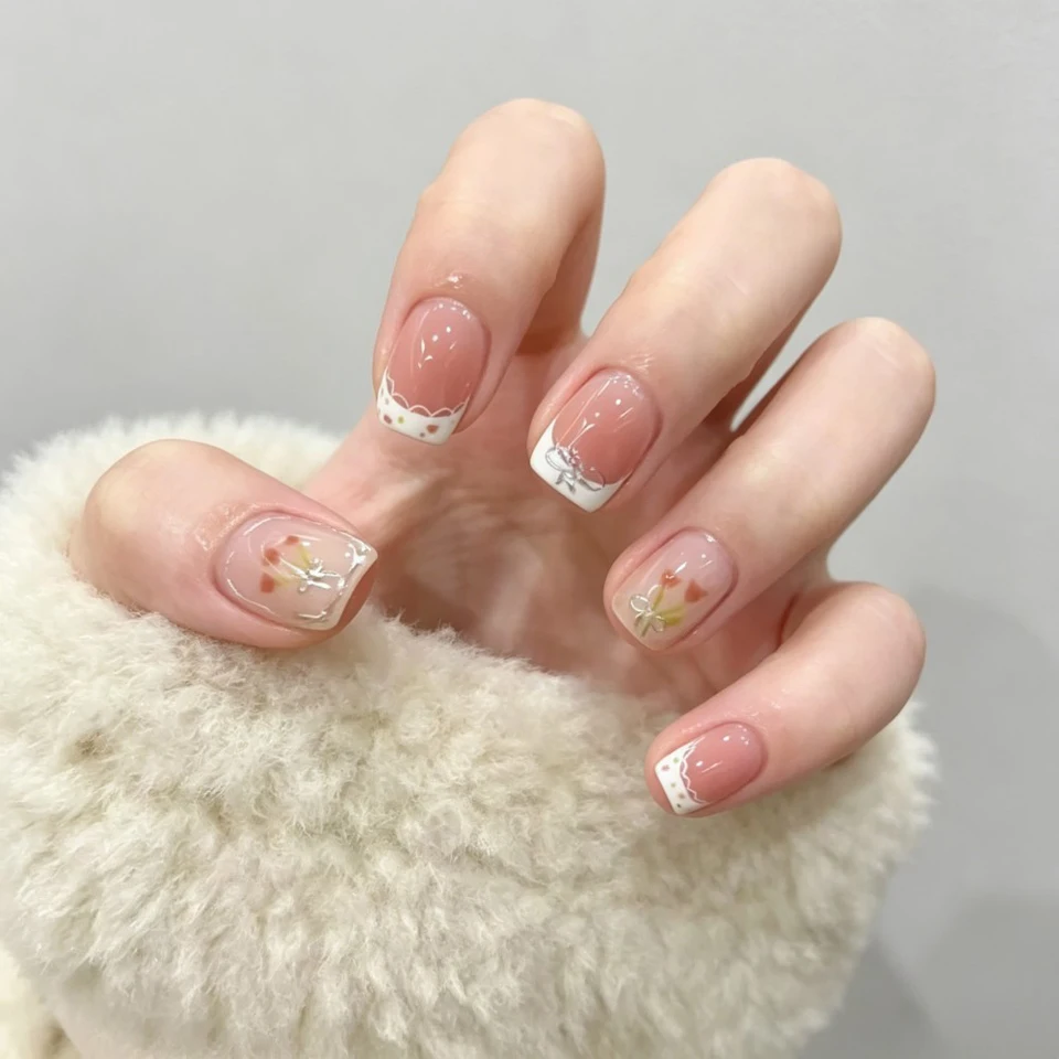 24pcs uñas postizas cortas cuadradas, dulces, francesas blancas con glitter, estrellas, rhinestones, ojo de gato y moño 6