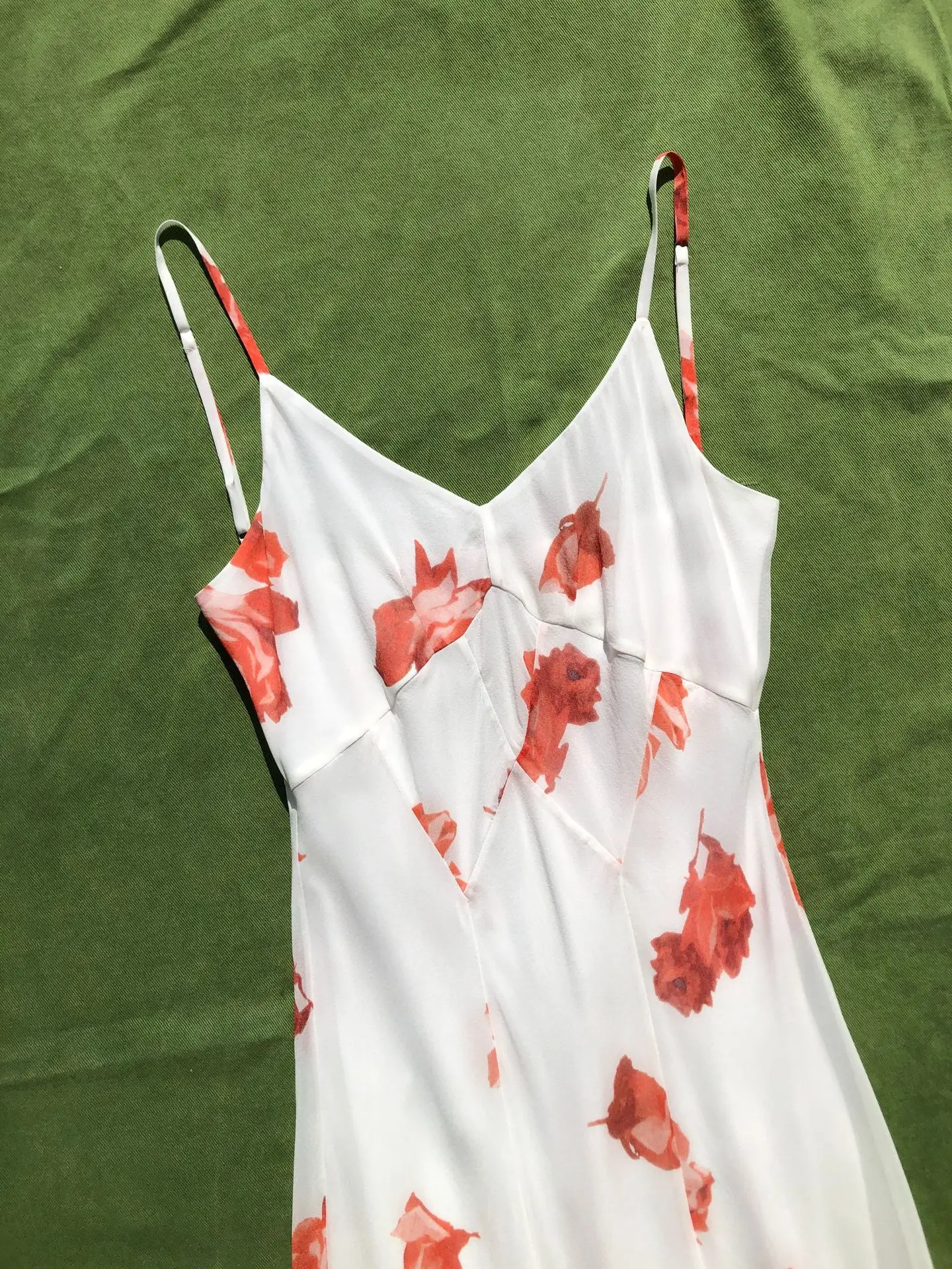 Rozenprint dames 100% zijden slinggewaad diagonaal gesneden V-hals mouwloze vakantie slanke maxi-jurk