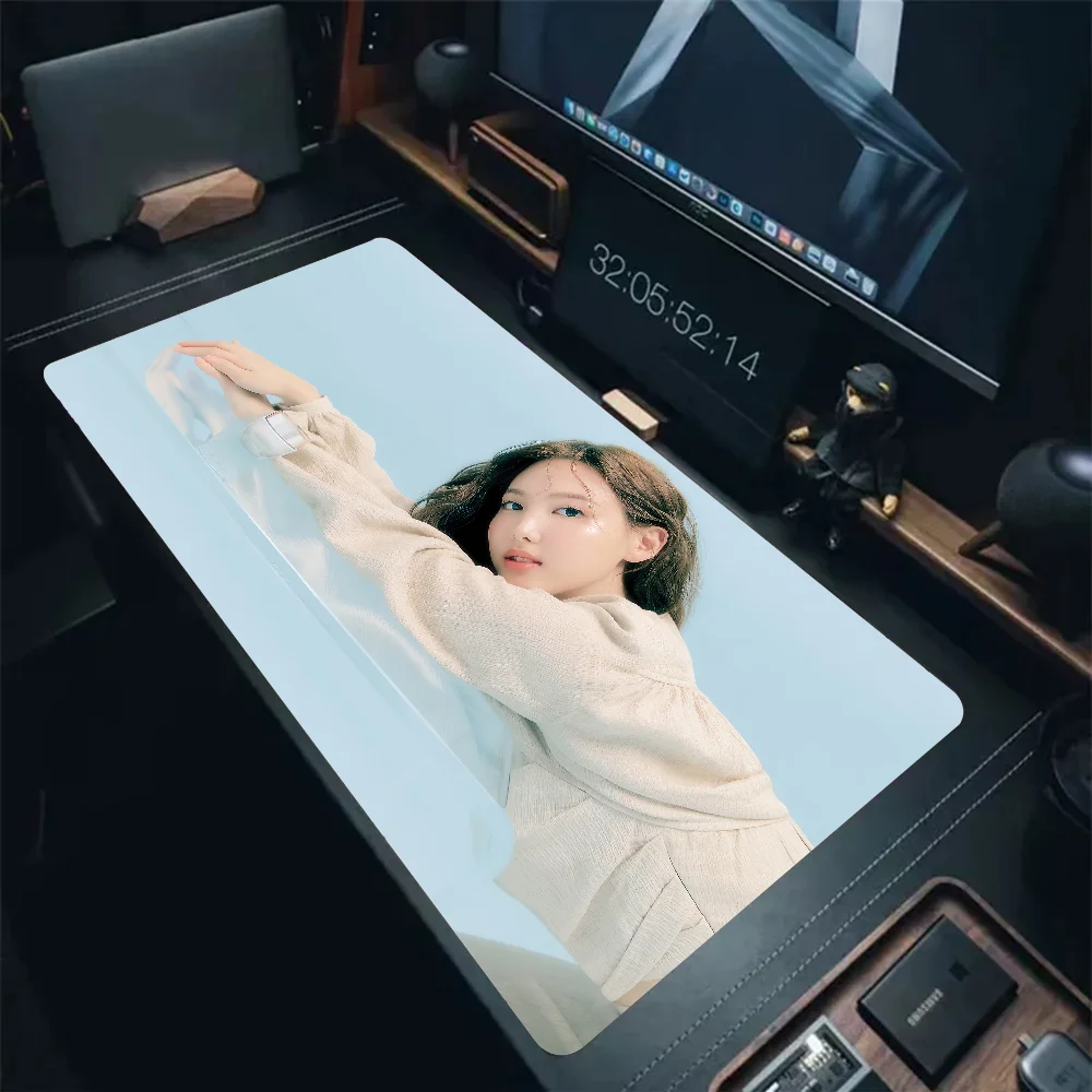 Kpop Girl Group Souris Sub Polymères de souris Polymères de bureau avec Pad Accessoires de jeu T-TWICE Nayeon Prime Gaming média Tapis de clavier