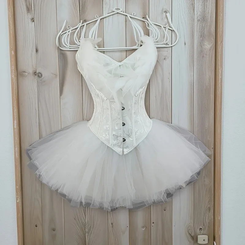 

Винтажный женский комплект: корсет с перьями и юбка-пачка