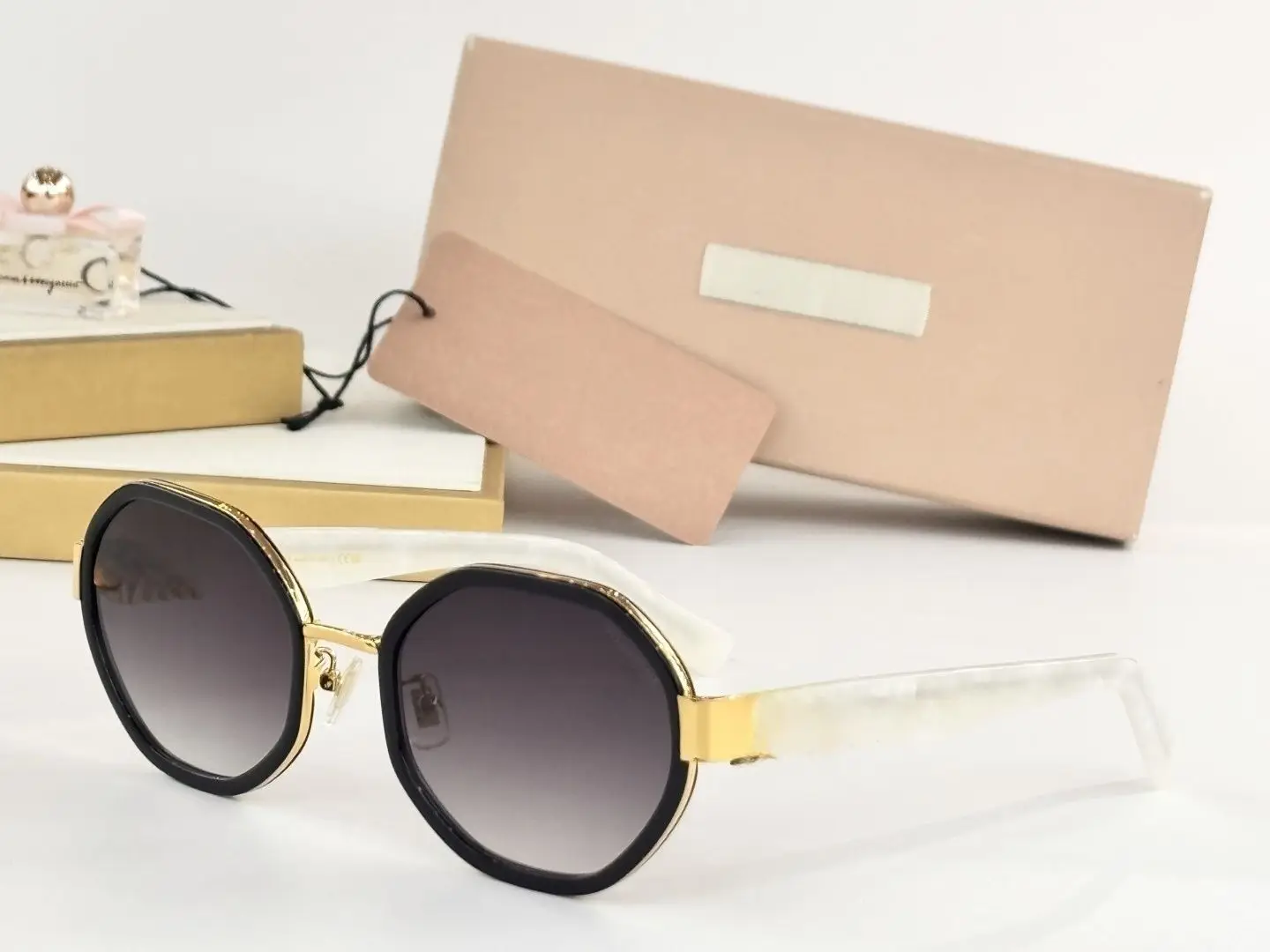 

Retro Sunglasses For Men And Women High-End Frameless Fashion Irregular Cut Lenses Women Sun Glasses