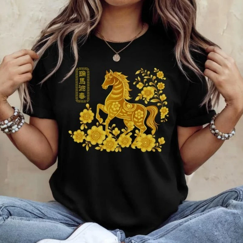 

Рубашка Year of the Horse 2026, футболка с китайским Новым годом 2026 года, рубашка со знаком зодиака лошади на лунный Новый год, подарок с фонариком дракона на азиатском фестивале