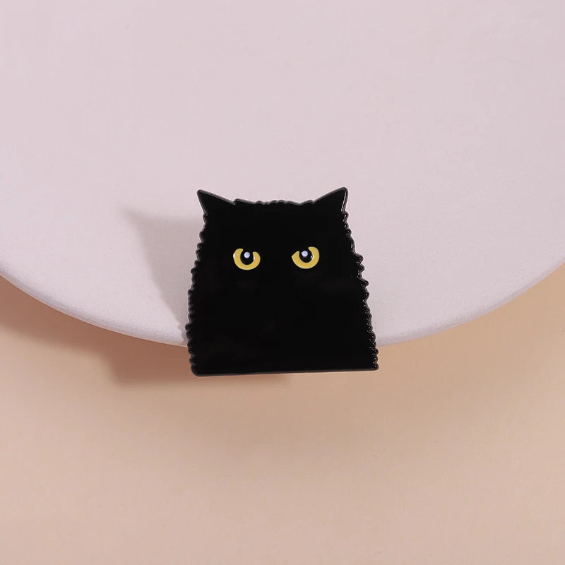 Pin esmaltado de gato negro con ojos grandes y dibujos animados, broche de Metal divertido de gato Mumbai, insignia de solapa, joyería de animales, regalo al por mayor para chico y amigo