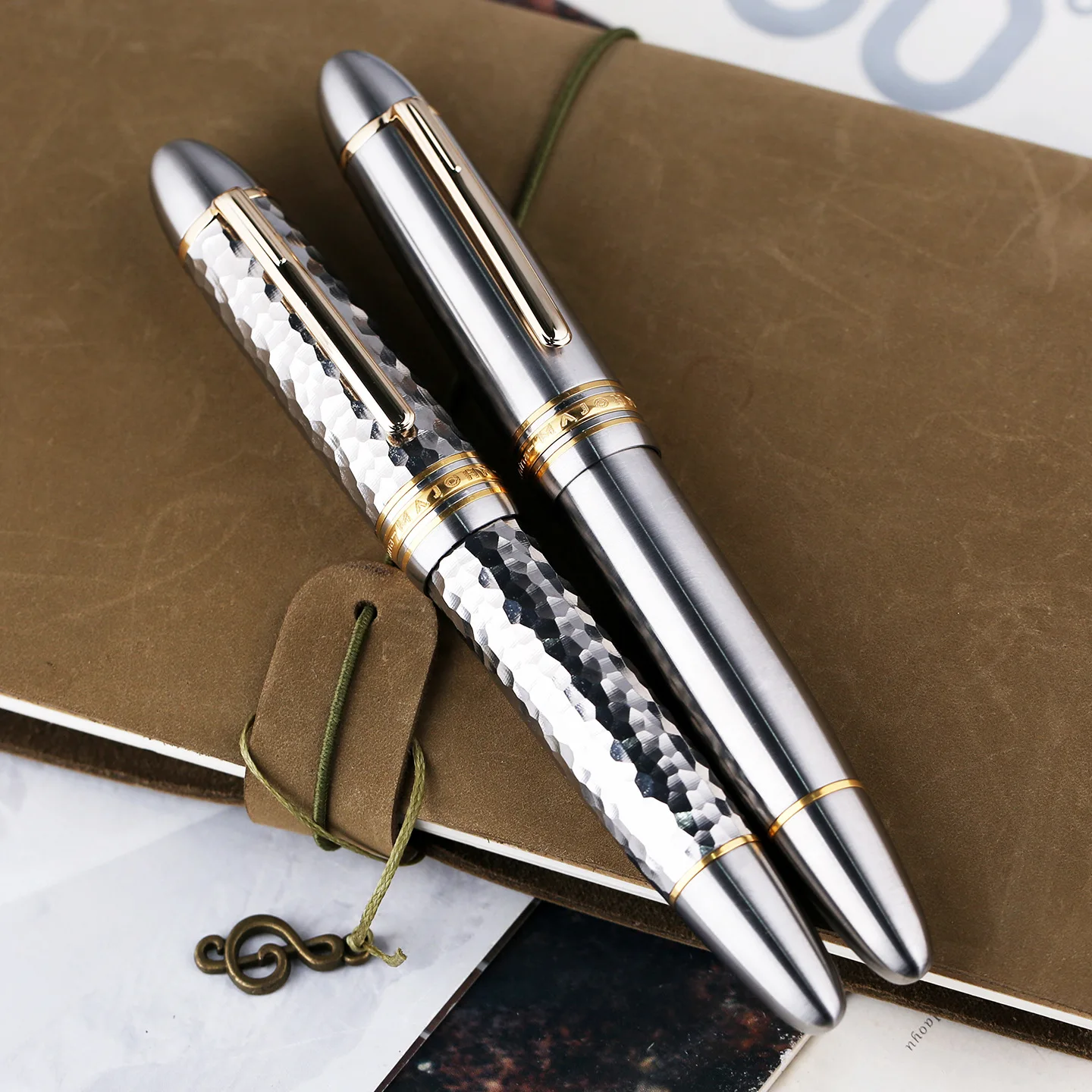 MAJOHN P141 Ti سبائك التيتانيوم كبير المكبس قلم حبر رقم 8 F بنك الاستثمار القومي المطرقة نمط الطبعة النحاس المكبس قلم حبر مشبك ذهبي حاد