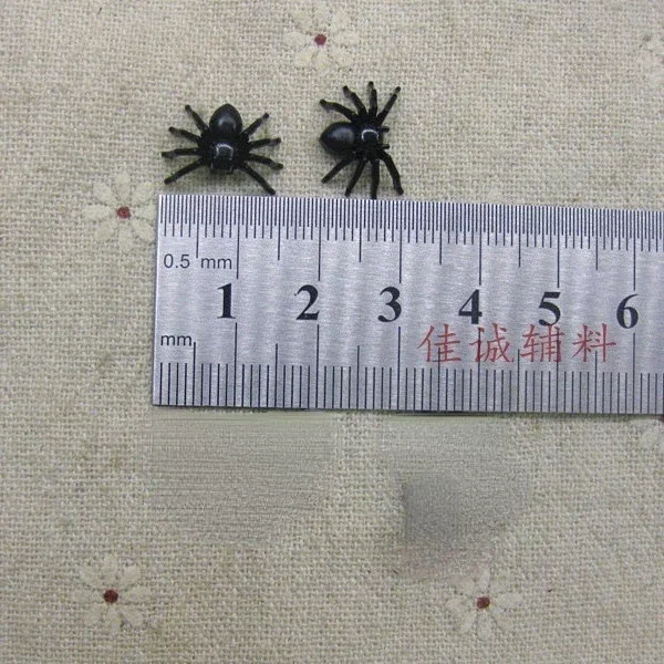 100/50Pcs Halloween Fake Spider Mini Luminous Plastic Spider Halloween Party Home Decoration Kids Tricky Prank Toy Haunted House