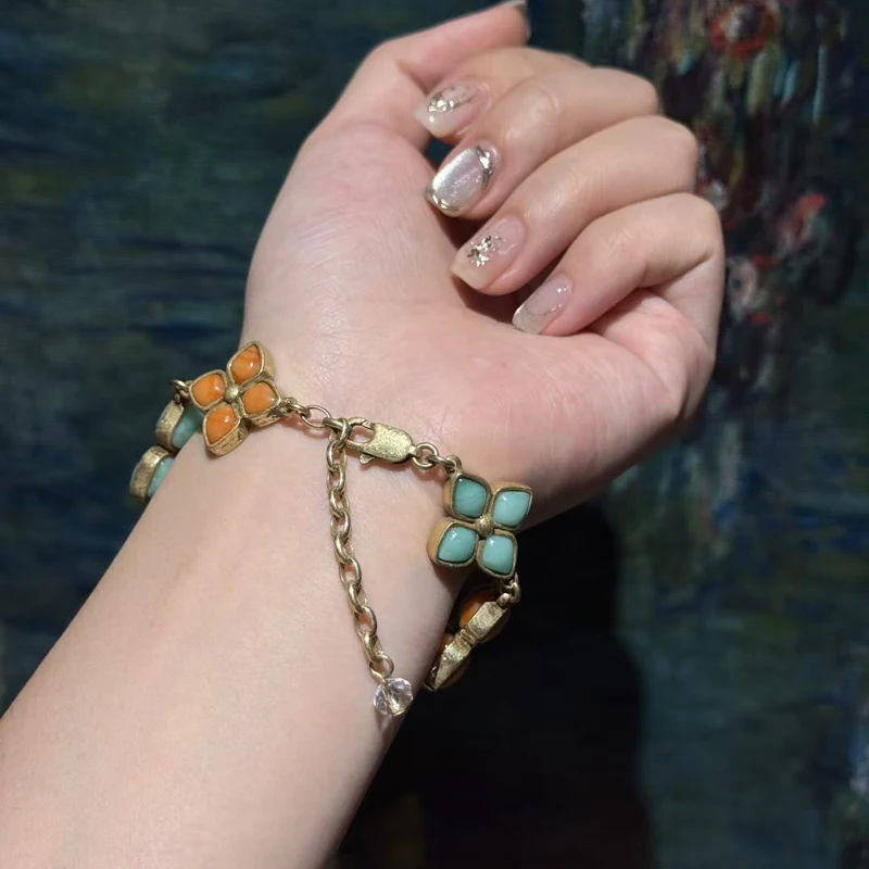 

Vintage Clover Charm Bracelet Red Blue Natural Stone Accessories Luxury For Women 2026 New Trends Mother'S Jewelry Quality Gifts